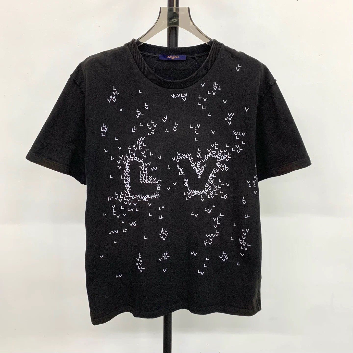 Louis Vuitton LV Logo Embroidered Plane Crewneck SS Tee Size US XL / EU 56 / 4 - 1 Thumbnail