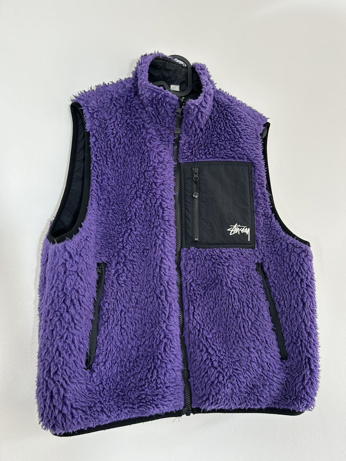 stussy sherpa reversible fleece vest in violet