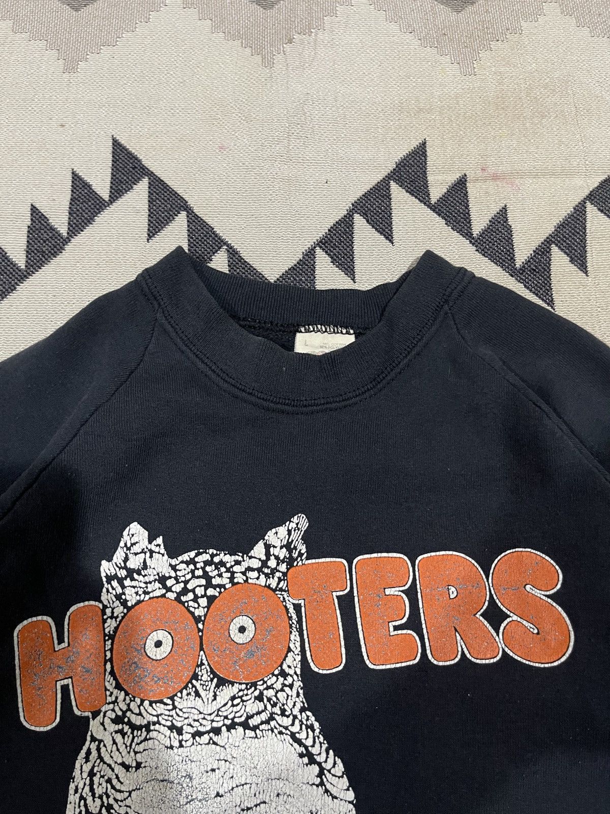 Vintage 90s HOOTERS ROCKVILLE,MD SPELLOUT SWEATSHIRT DISTRESSED Size US M / EU 48-50 / 2 - 8 Thumbnail