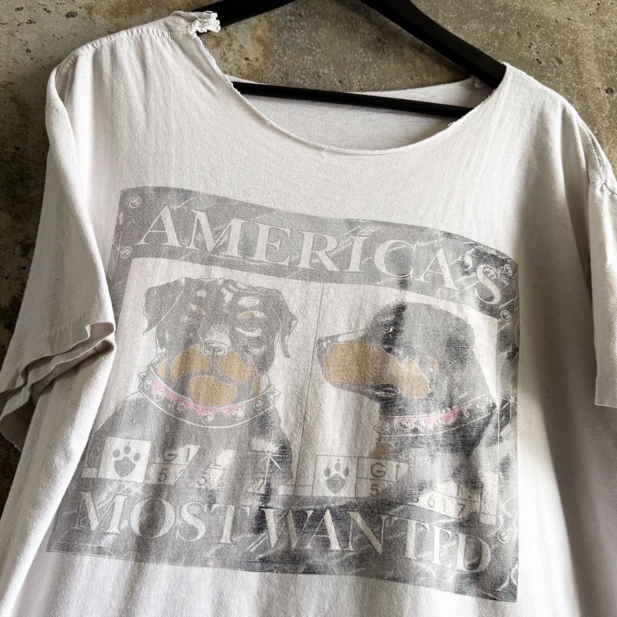 Vintage 90s Vintage THRASHED MOST WANTED Dog Mugshot T-Shirt Size US L / EU 52-54 / 3 - 3 Thumbnail