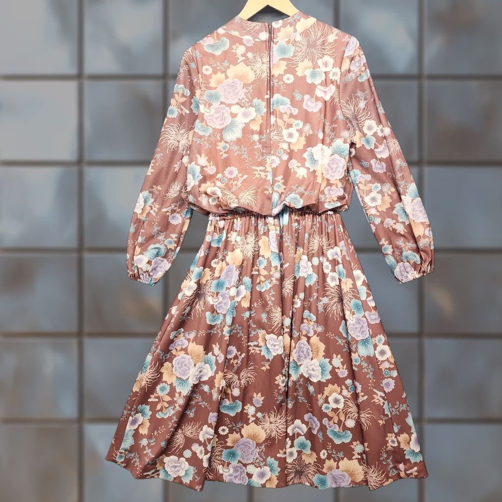 Vintage VINTAGE Womens Dress Brown Floral Blouson Zip Back 80s Midi Dress Womens Small/Mid 28" Waist Brown Floral Blouson 80s Midi Mens/Womens Size 4XL / US 24-26 - 1 Thumbnail