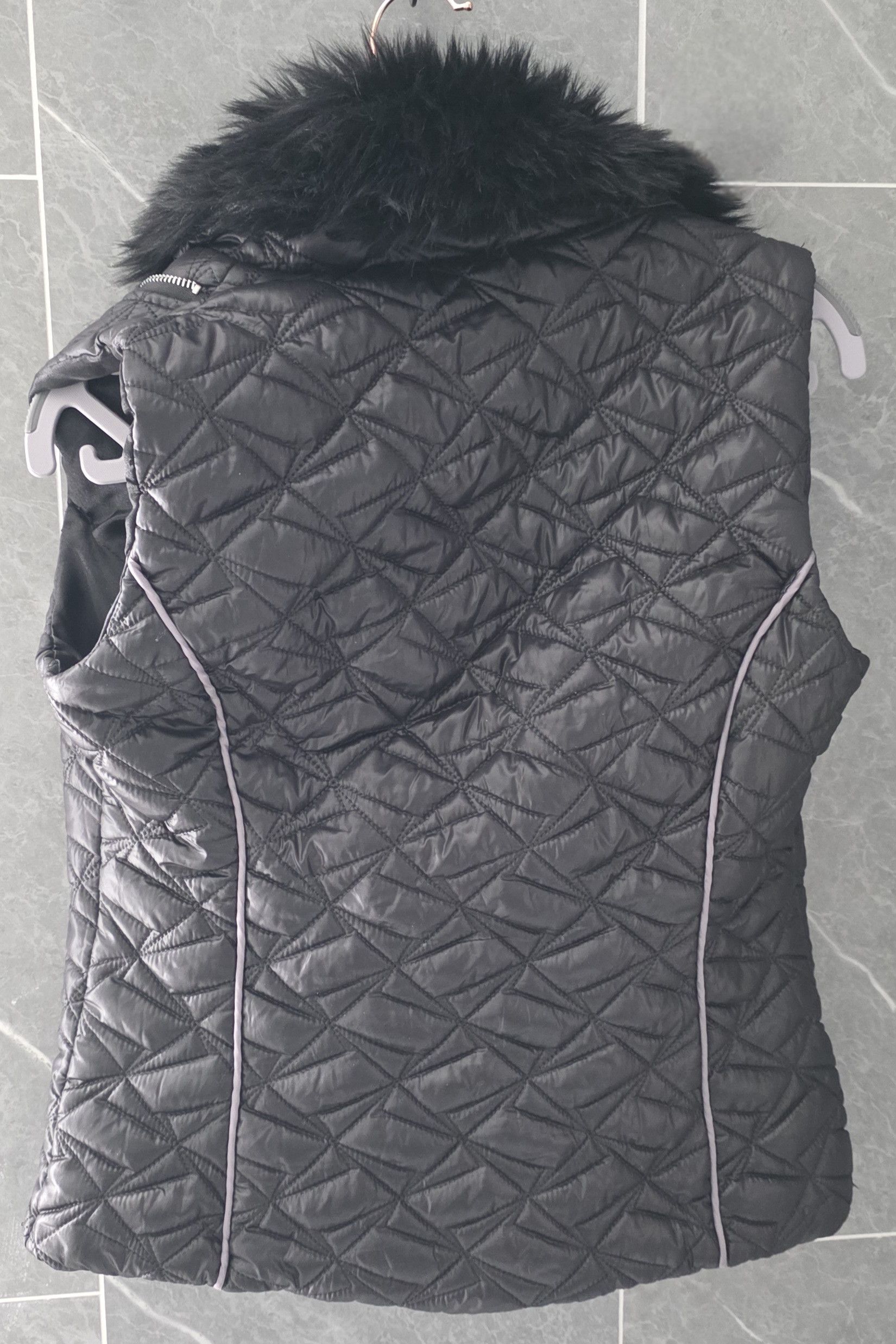 Juicy Couture NWOT Juicy Couture Faux Fur Black Quilted Vest Size Small Size S / US 4 / IT 40 - 2 Thumbnail