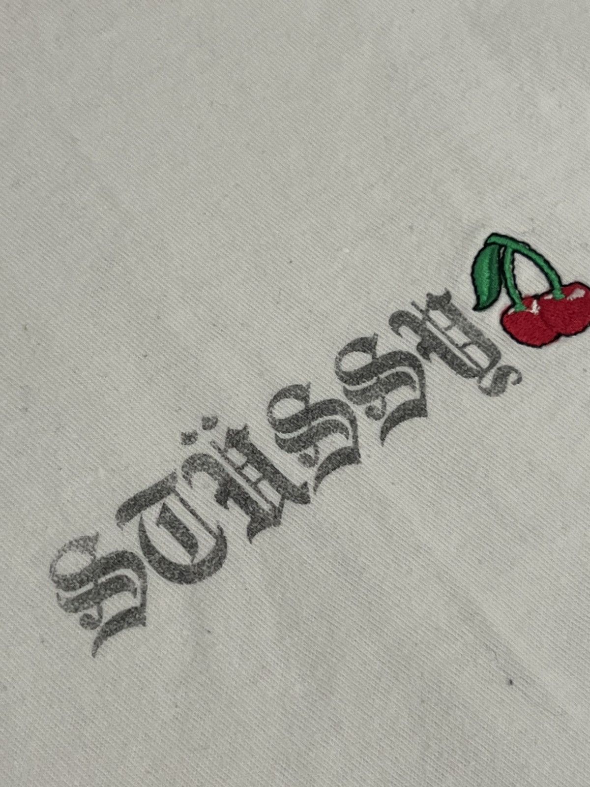 Stussy 🍒 STUSSY OLD ENGLISH CHERRY LOGO WHITE TEE T-SHIRT S Size US S / EU 44-46 / 1 - 6 Thumbnail