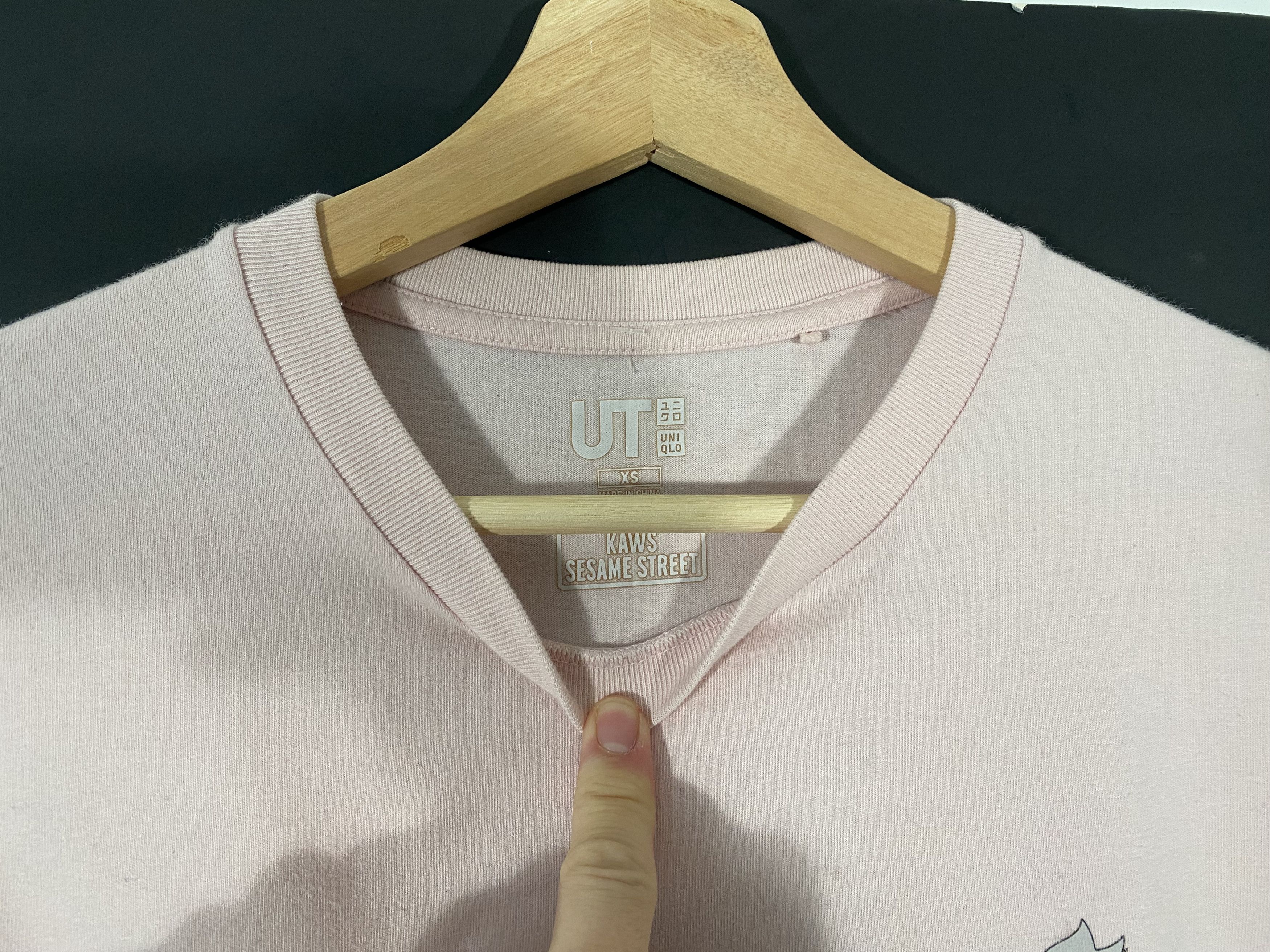 Kaws × Uniqlo Kaws x Uniqlo x Sesame Street Elmo Companion tee pink Size US XS / EU 42 / 0 - 4 Thumbnail