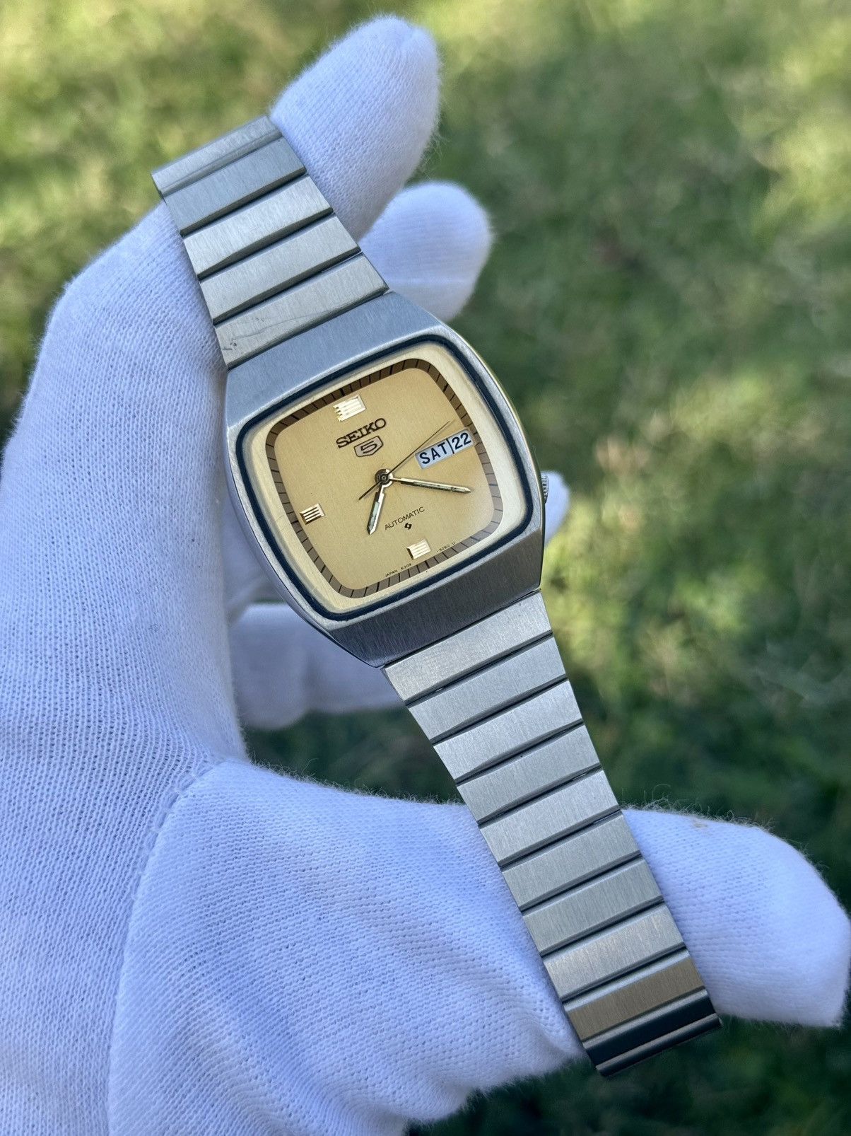 Seiko Vintage Seiko 5 Automatic japan Watch: golden Dial, TV Case Size 36 - 3 Thumbnail