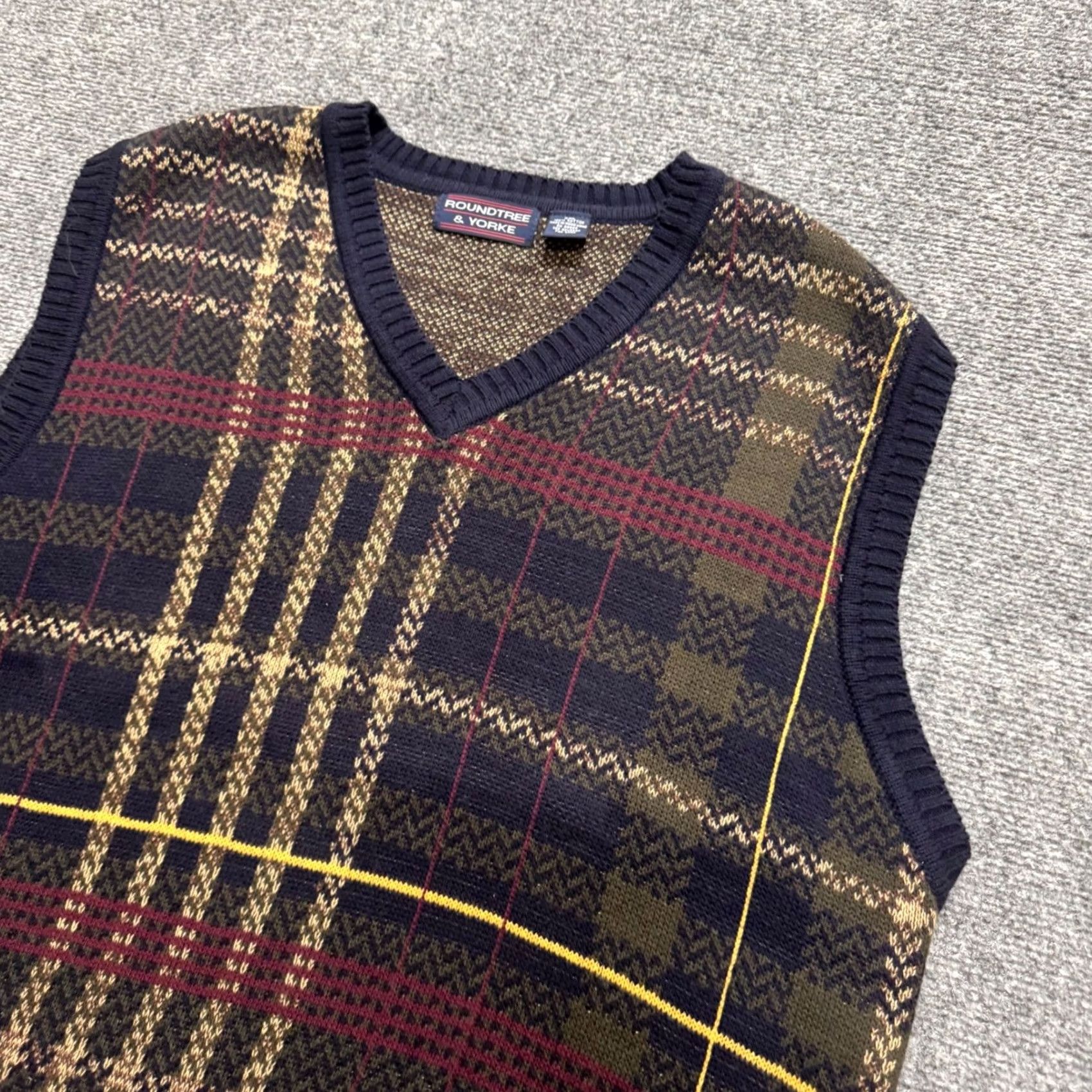 Vintage VTG Knitted Sweater Vest Patterned Mens 2XL New York Striped Round-tree Size US XXL / EU 58 / 5 - 5 Thumbnail