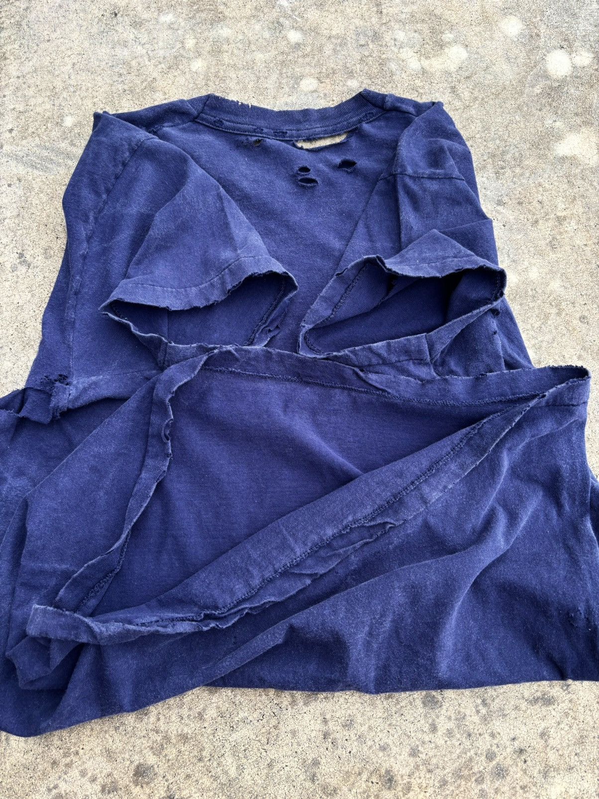 Vintage Thrashed Faded Tee Shirt Distressed Navy Size US L / EU 52-54 / 3 - 11 Thumbnail