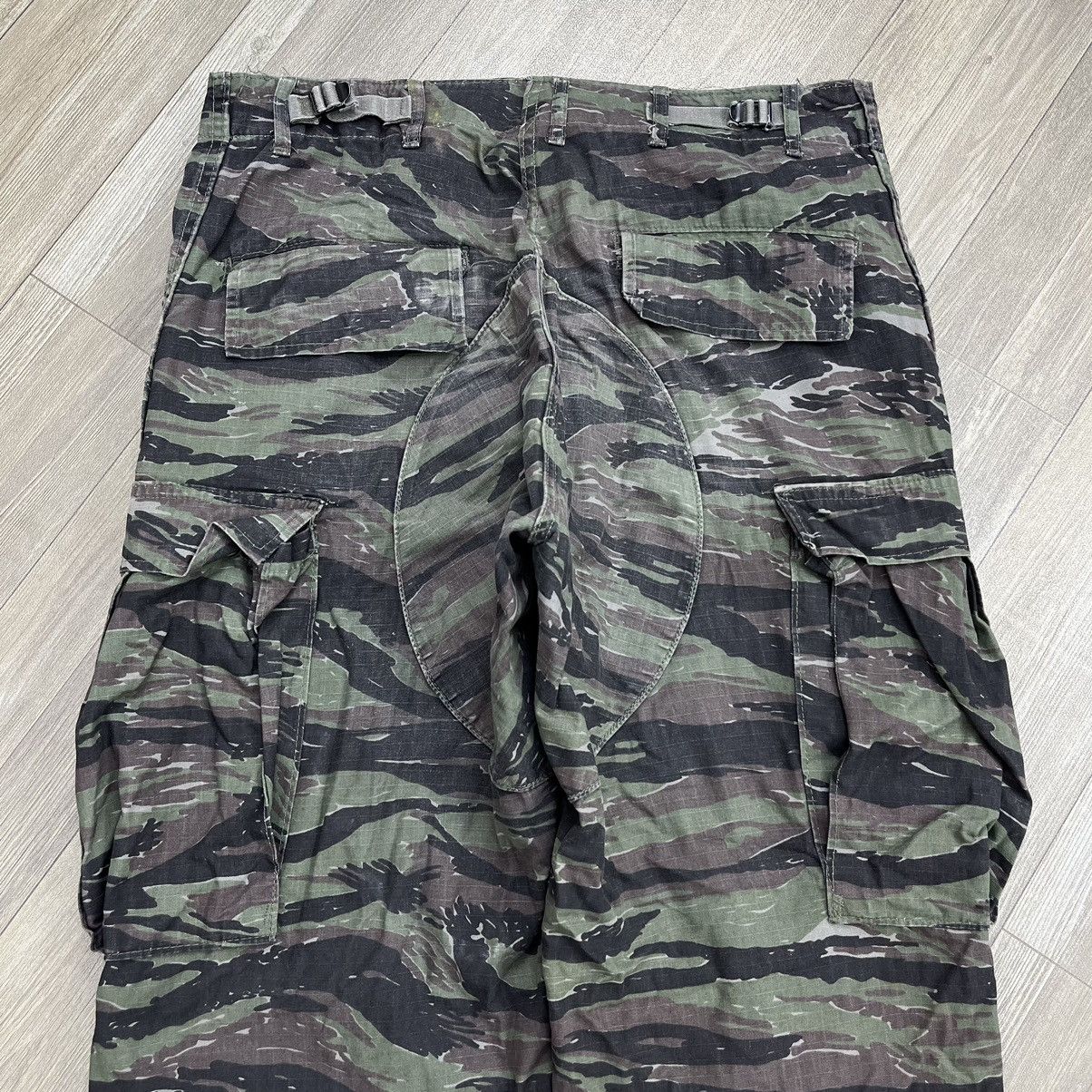 Vintage Vintage Trouser Combat Camouflage Tiger Stripe Cargo Pants Size US 33 - 17 Thumbnail