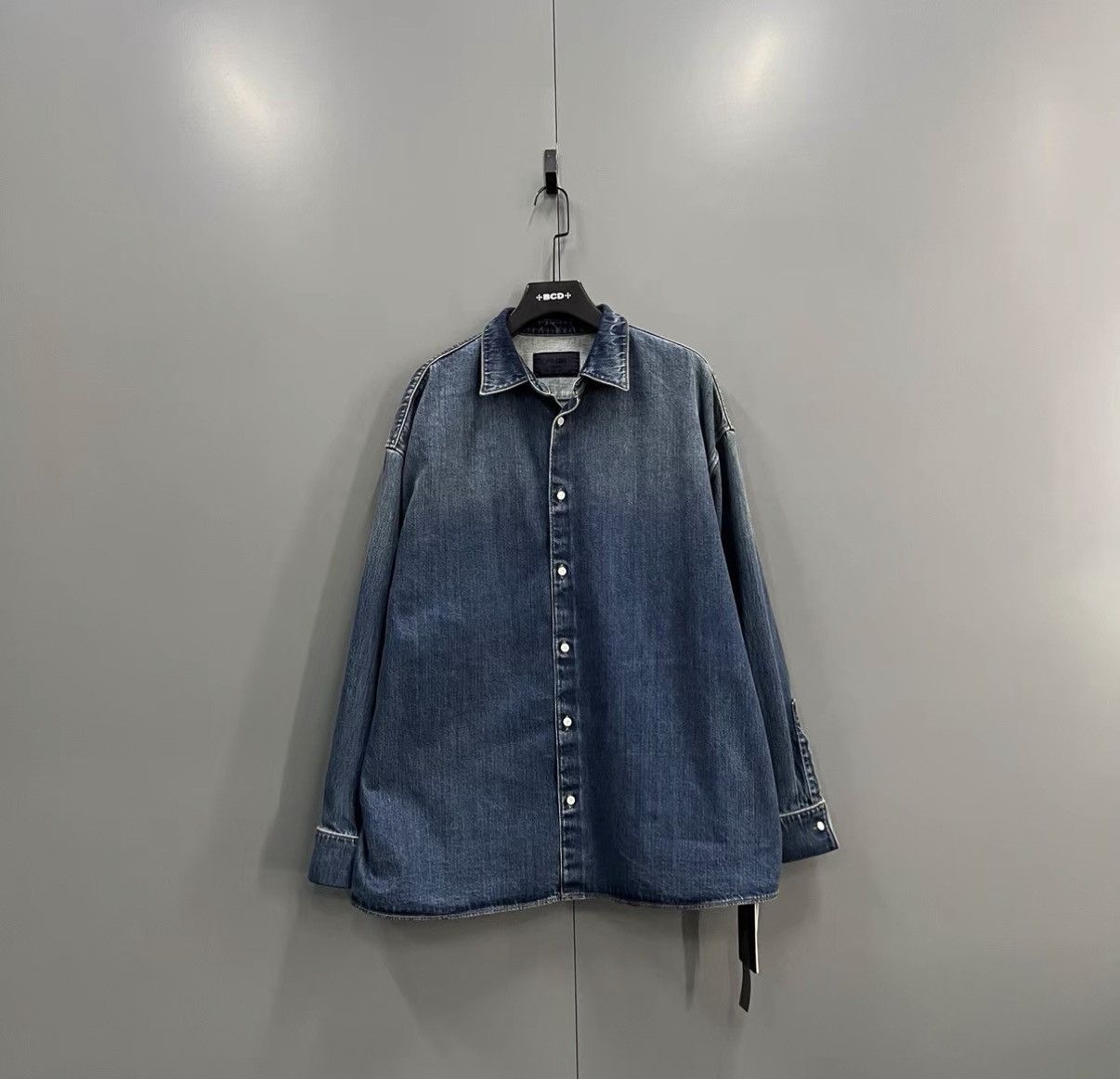 Prada PRADA triangle logo back denim shirt J41 Size US L / EU 52-54 / 3 - 1 Thumbnail