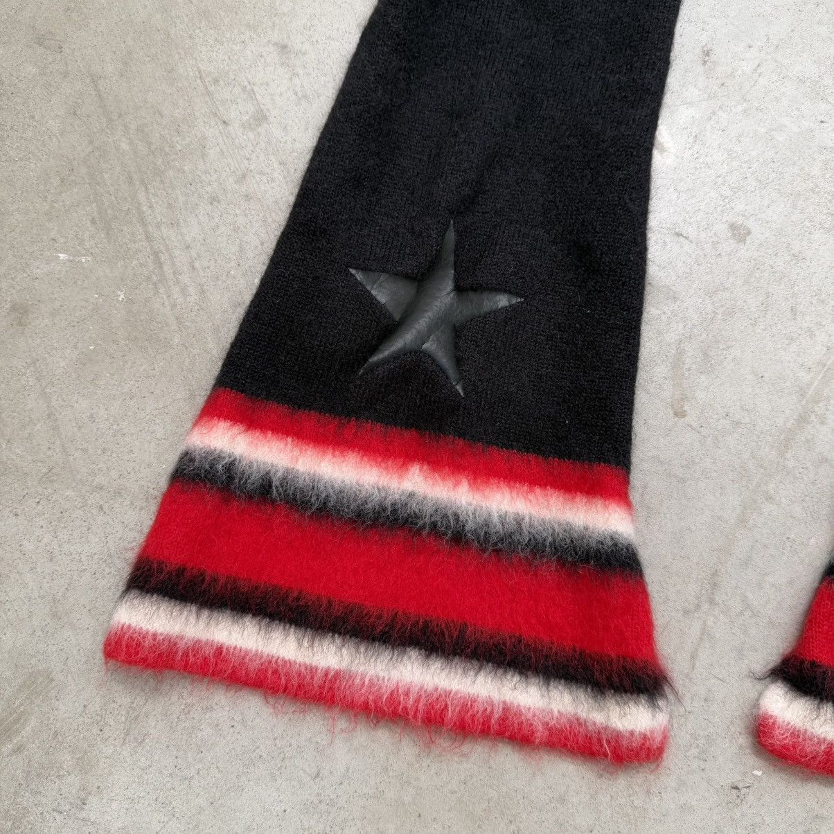 Givenchy Givenchy Double Star Wool Scarf Black/Red Size ONE SIZE - 2 Thumbnail