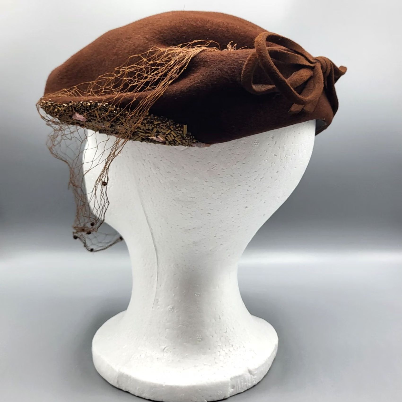 FELT VINTAGE Ladies Brown Beaded Felt Velour Hat With Netting Bow, 1950s, Original, Unbranded, Womens Size ONE SIZE - 7 Thumbnail