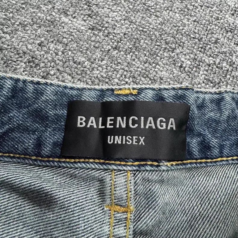 Balenciaga Balenciaga size XS Destroyed dirty dye jeans Size US 27 - 2 Thumbnail