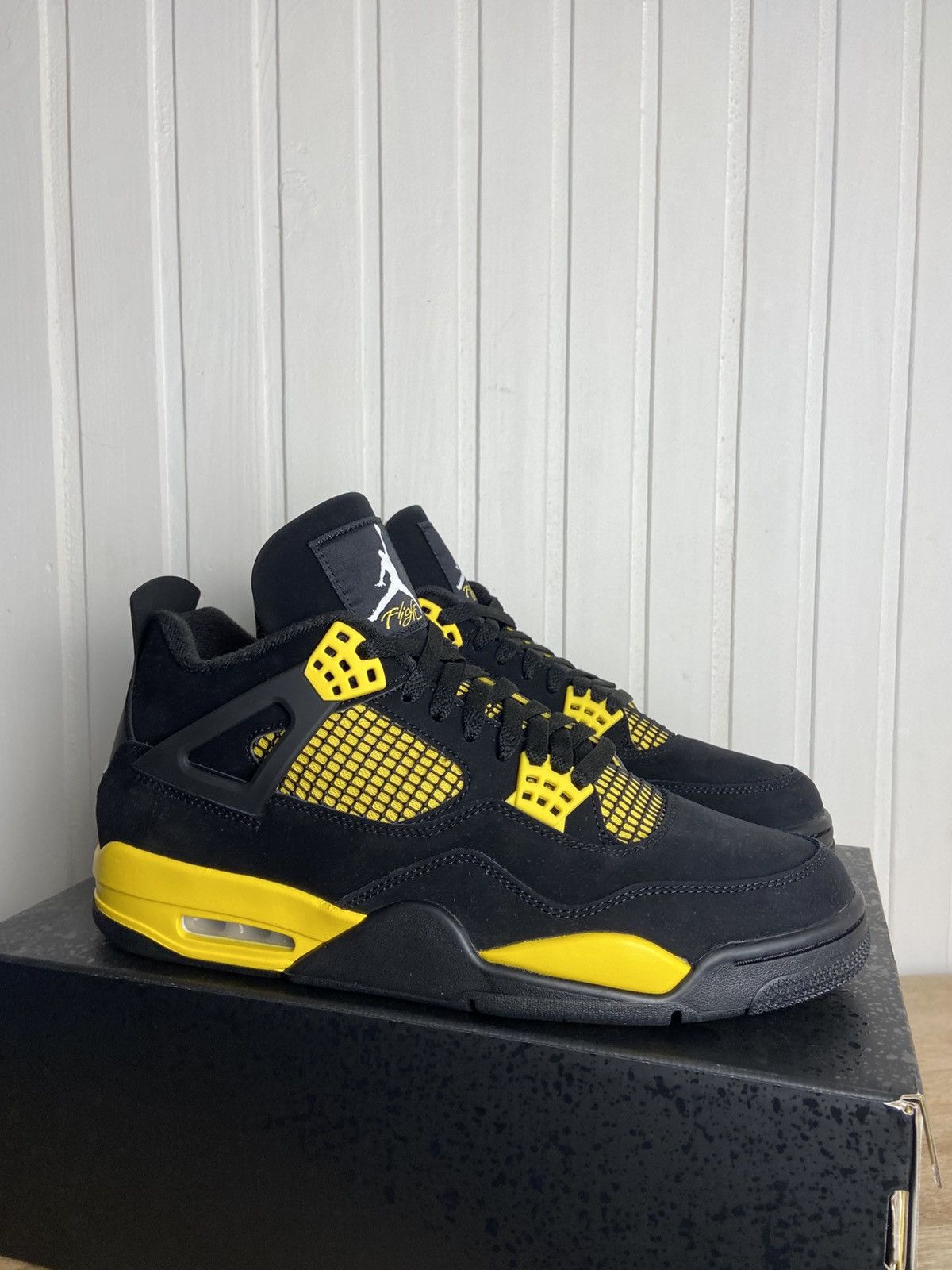 Jordan Brand New Jordan 4 Retro "Thunder" 2023 authentic size 11US Size US 11 / EU 44 - 7 Thumbnail