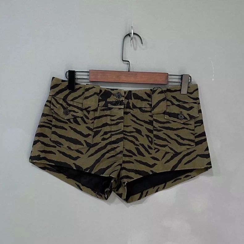 Saint Laurent Paris Saint Laurent Paris Leopard print shorts 2505-Nextarrow Size 37" - 1 Thumbnail