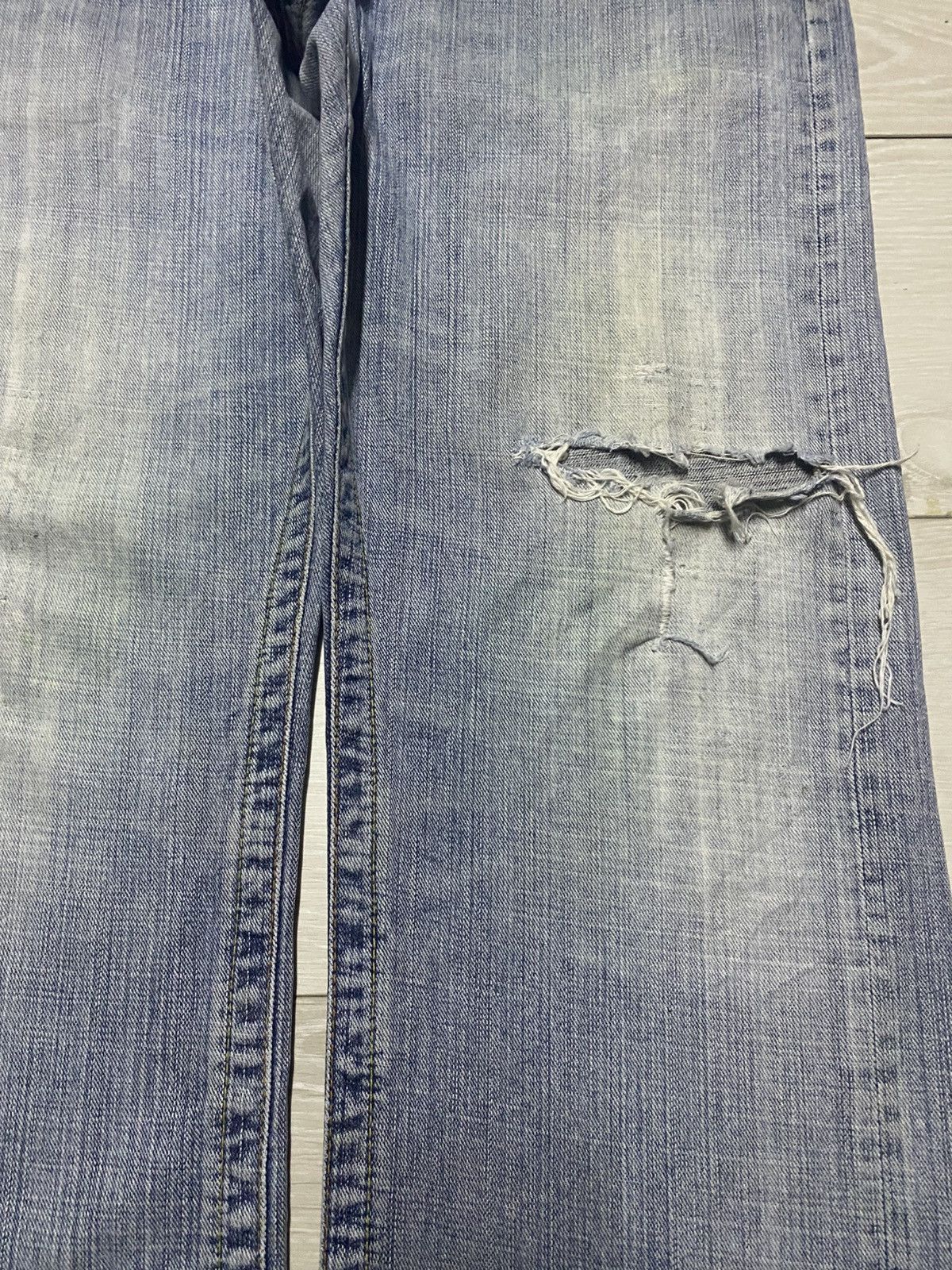 Japanese Brand Vintage Japanese Brand Light Wash Distressed Baggy Jeans Size US 36 / EU 52 - 8 Thumbnail