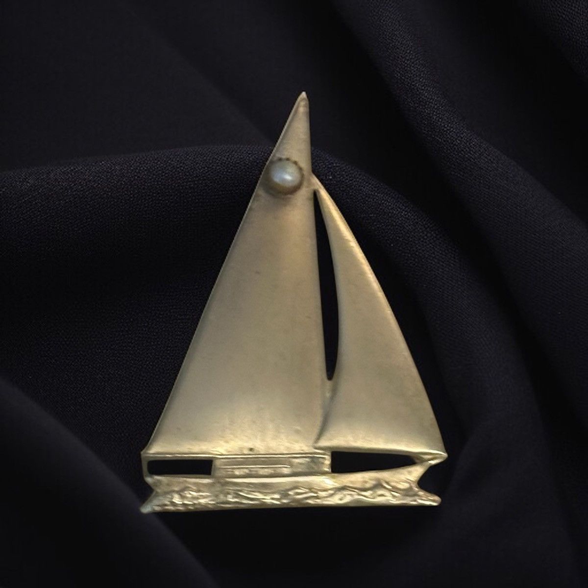 Vintage Vintage brass sailboat brooch with pearl accent Size ONE SIZE - 1 Thumbnail