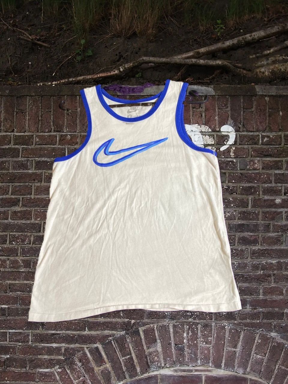 Nike Vintage Nike Big Graphic Logo Distressed 90’s tee Size US S / EU 44-46 / 1 - 1 Thumbnail
