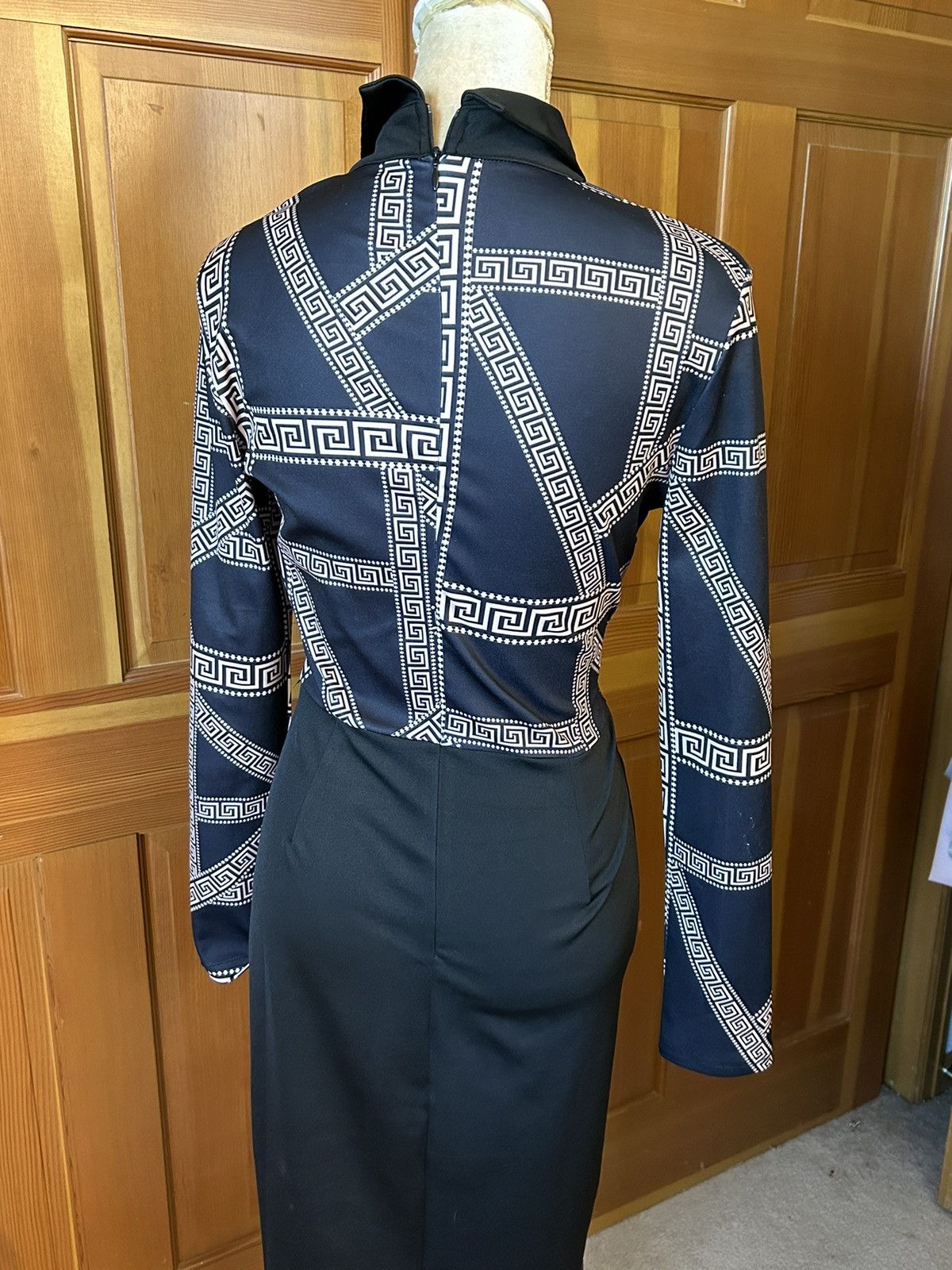 Designer × Other NWT, Lavishly Paris Women’s Sirianni V-Neck Midi Dress. Size M / US 6-8 / IT 42-44 - 9 Thumbnail