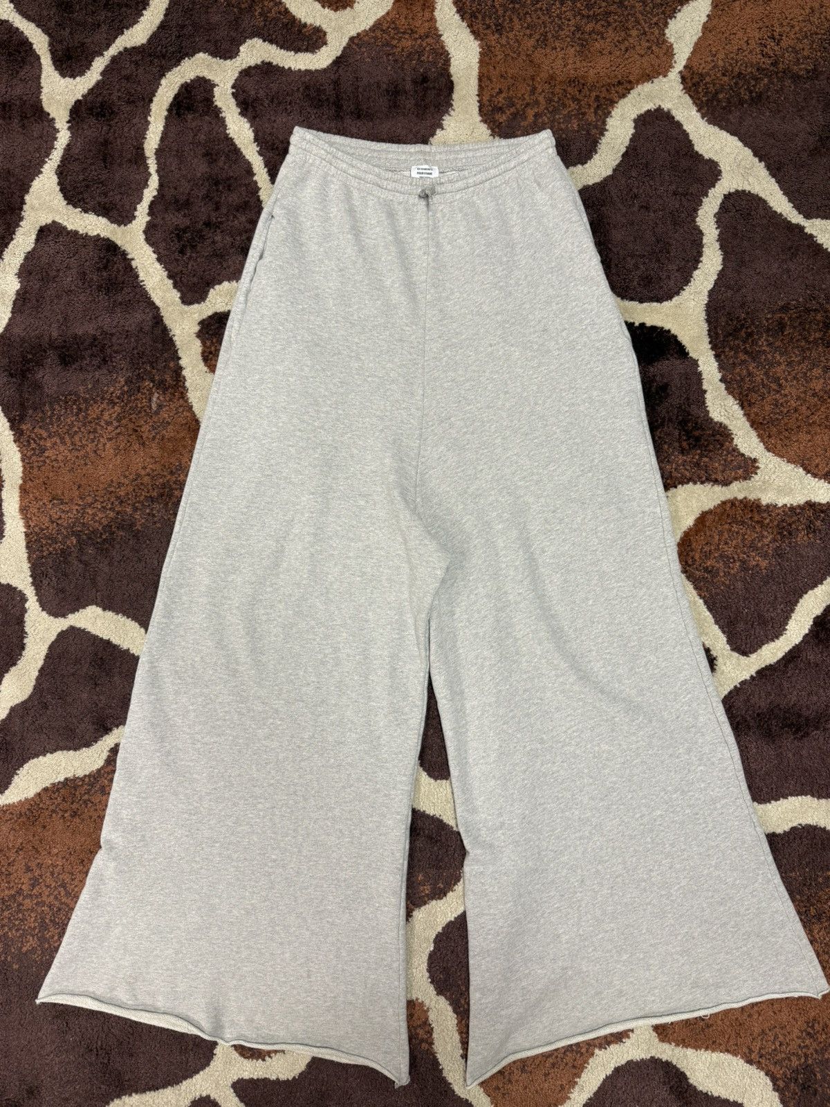 Vetements Vetements FW2017 Megaflare Sweatpants Size US 28 / EU 44 - 1 Thumbnail