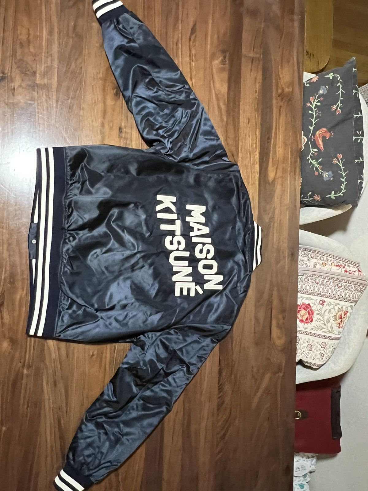 Maison Kitsuné Satin Teddy Varsity Bomber Dark Navy XL.