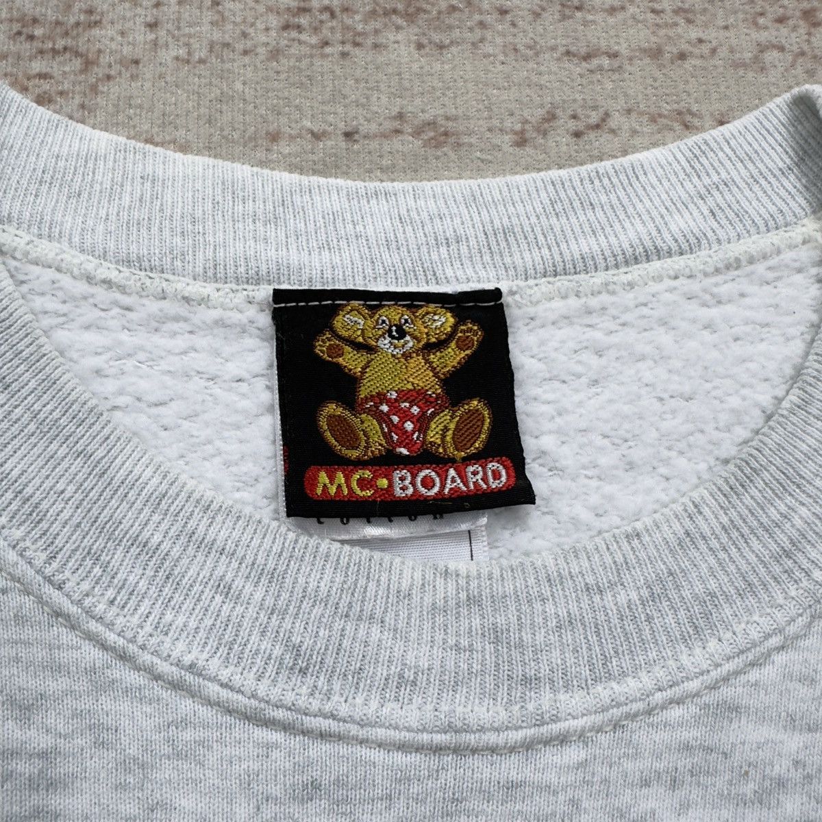 Fruit Of The Loom VINTAGE 90’s MC•BOARD ONE BEAR ONE WORLD CREWNECK SWEATSHIRT Size US L / EU 52-54 / 3 - 9 Thumbnail