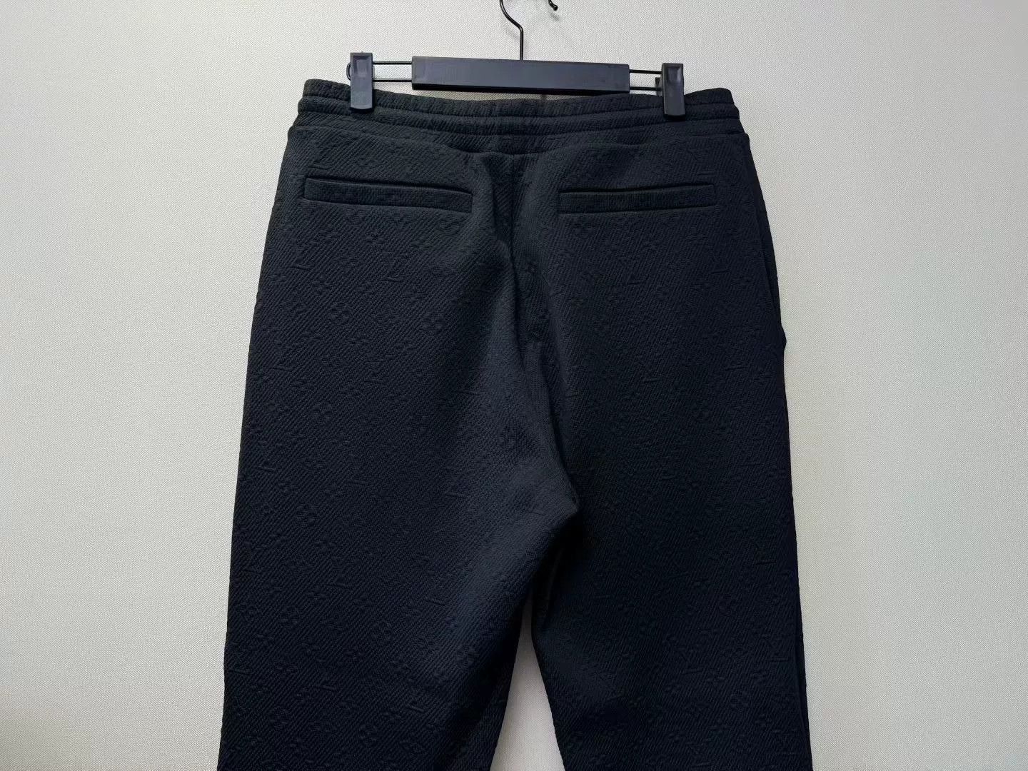 Louis Vuitton louis vuitton black embossed logo sweatpants Size US 28 / EU 44 - 5 Thumbnail