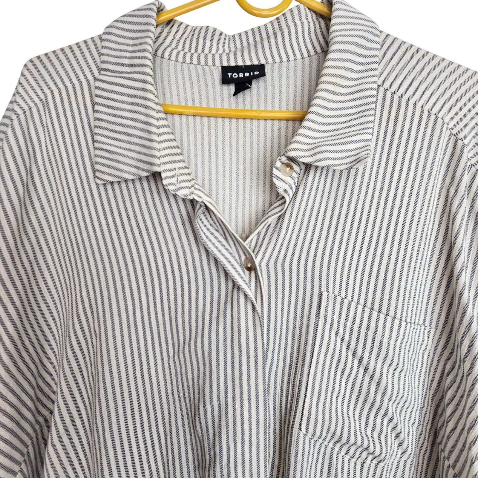 Torrid Torrid Womens Striped Crinkle Gauze Twist Front Button Shirt Size 3XL / US 20-22 - 3 Thumbnail
