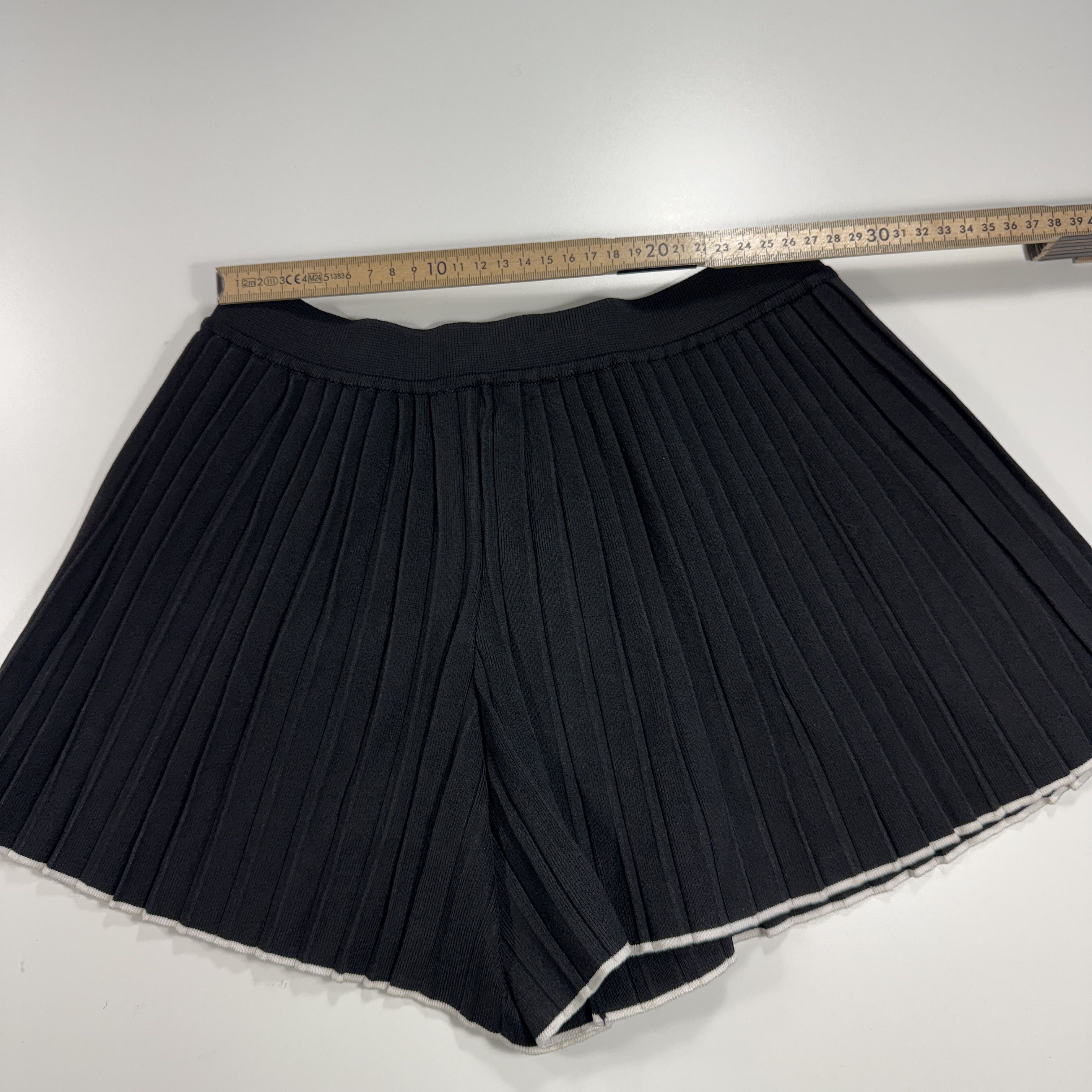 Jacquemus Jacquemus The Pleated Knit Shorts Size 34" / US 12 / IT 48 - 3 Thumbnail