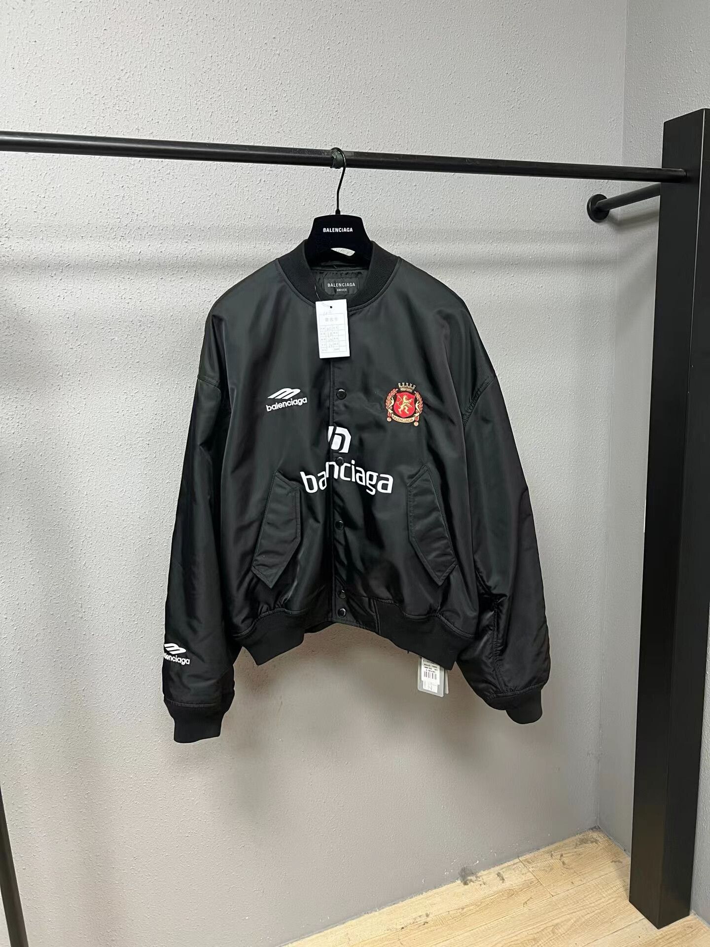 Balenciaga balenciaga bomber jacket with manchester united logo Size US XXS / EU 40 - 1 Thumbnail