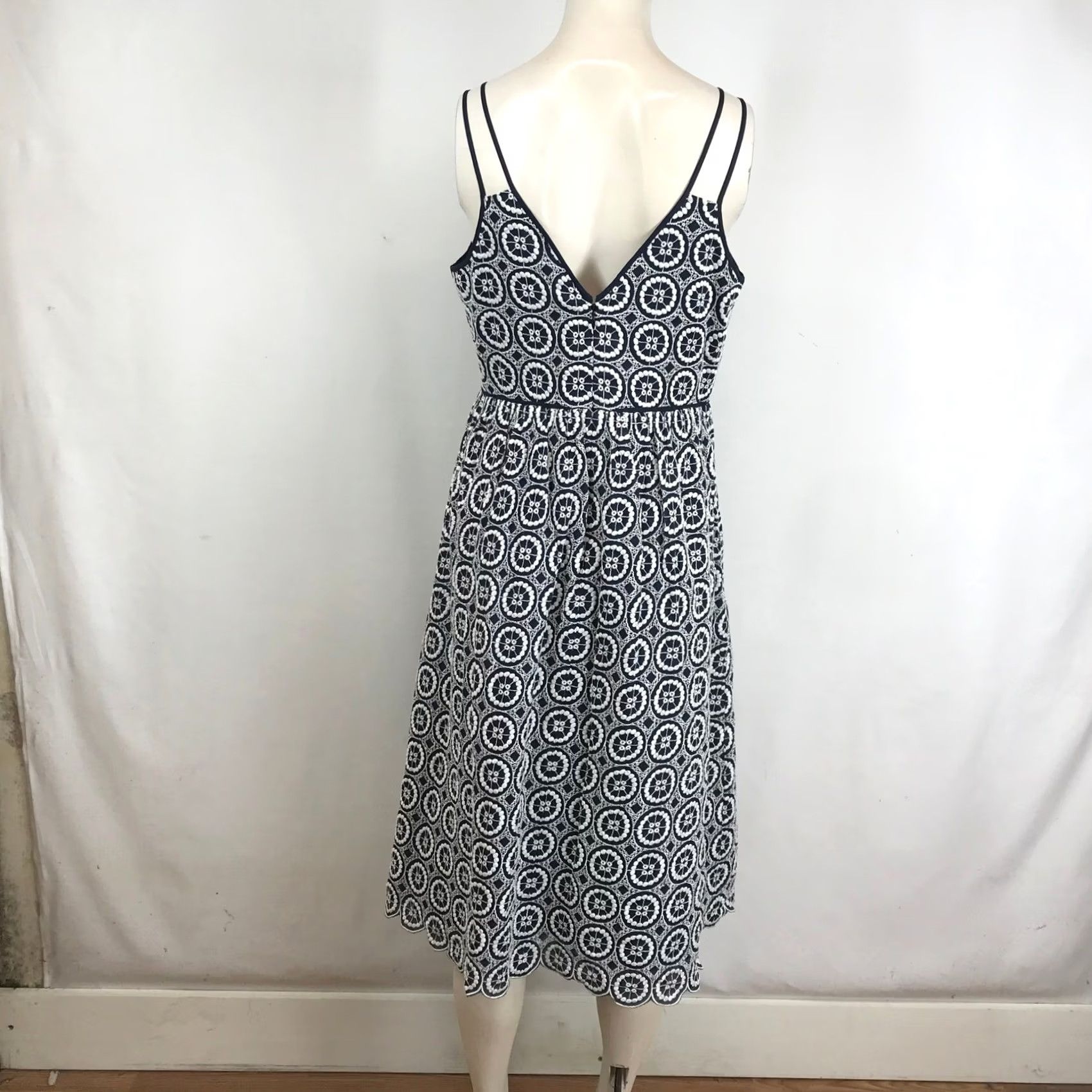J.Crew VINTAGE J.Crew Navy Blue White Eyelet Embroidered Midi Dress Scalloped Hem Size 8 Size M / US 6-8 / IT 42-44 - 5 Thumbnail