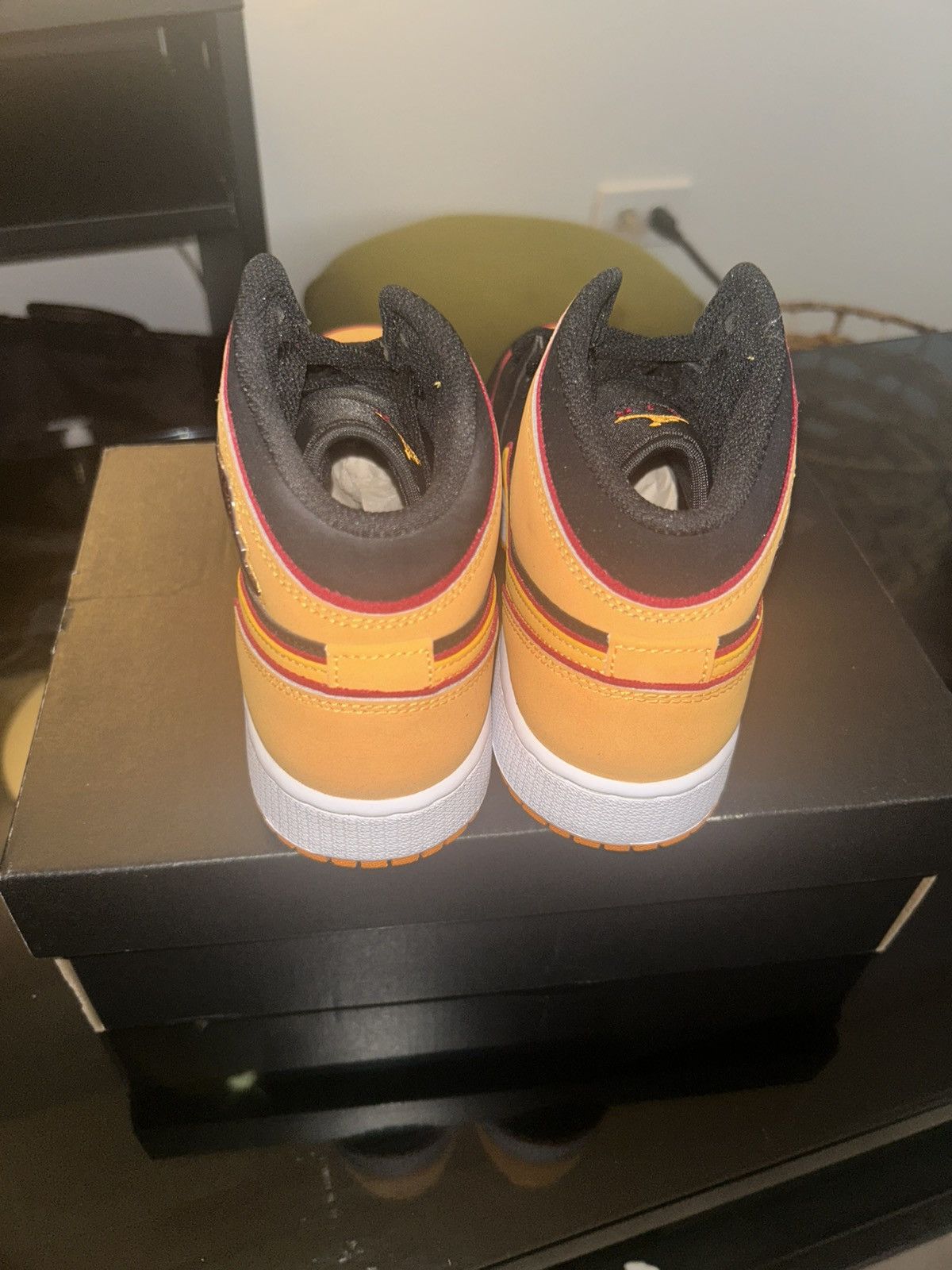 Jordan Brand Jordan 1 Mid Black & Orange Size 5.5 Size US 5.5 / EU 38 - 4 Thumbnail