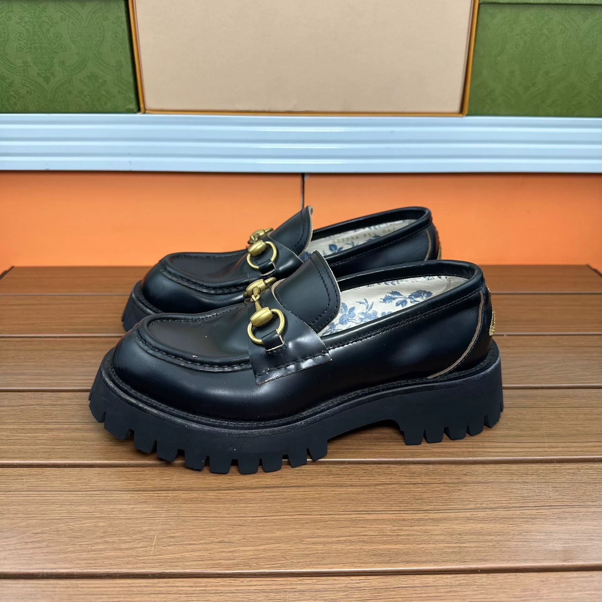 Gucci Gucci Lowtop Sneakers it_35-5 Women Size US 5.5 / IT 35.5 - 1 Thumbnail