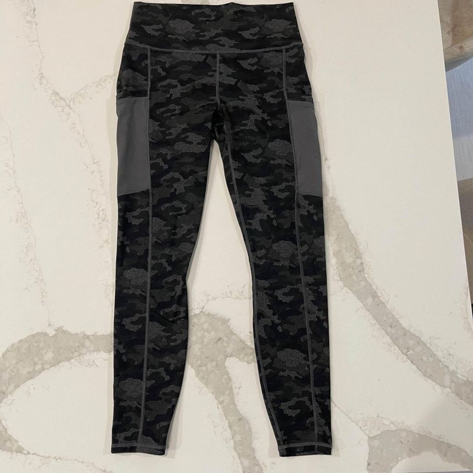 Fabletics Fabletics On-The-Go PowerHold Legging Camo Women’s Small Size 27" / US 4 / IT 40 - 1 Thumbnail