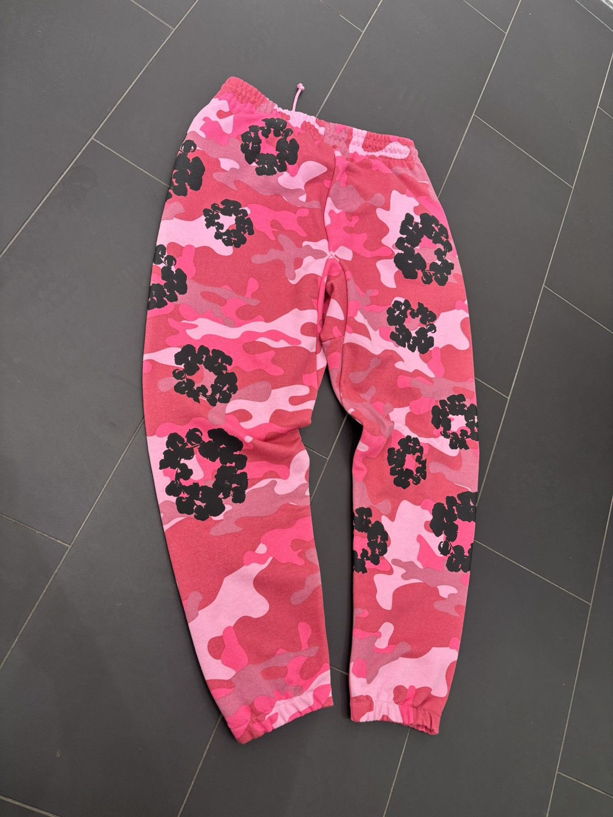 DENIM TEARS Denim Tears Wreath Sweatpants ‘Pink Camo’ Size US 36 / EU 52 - 2 Thumbnail