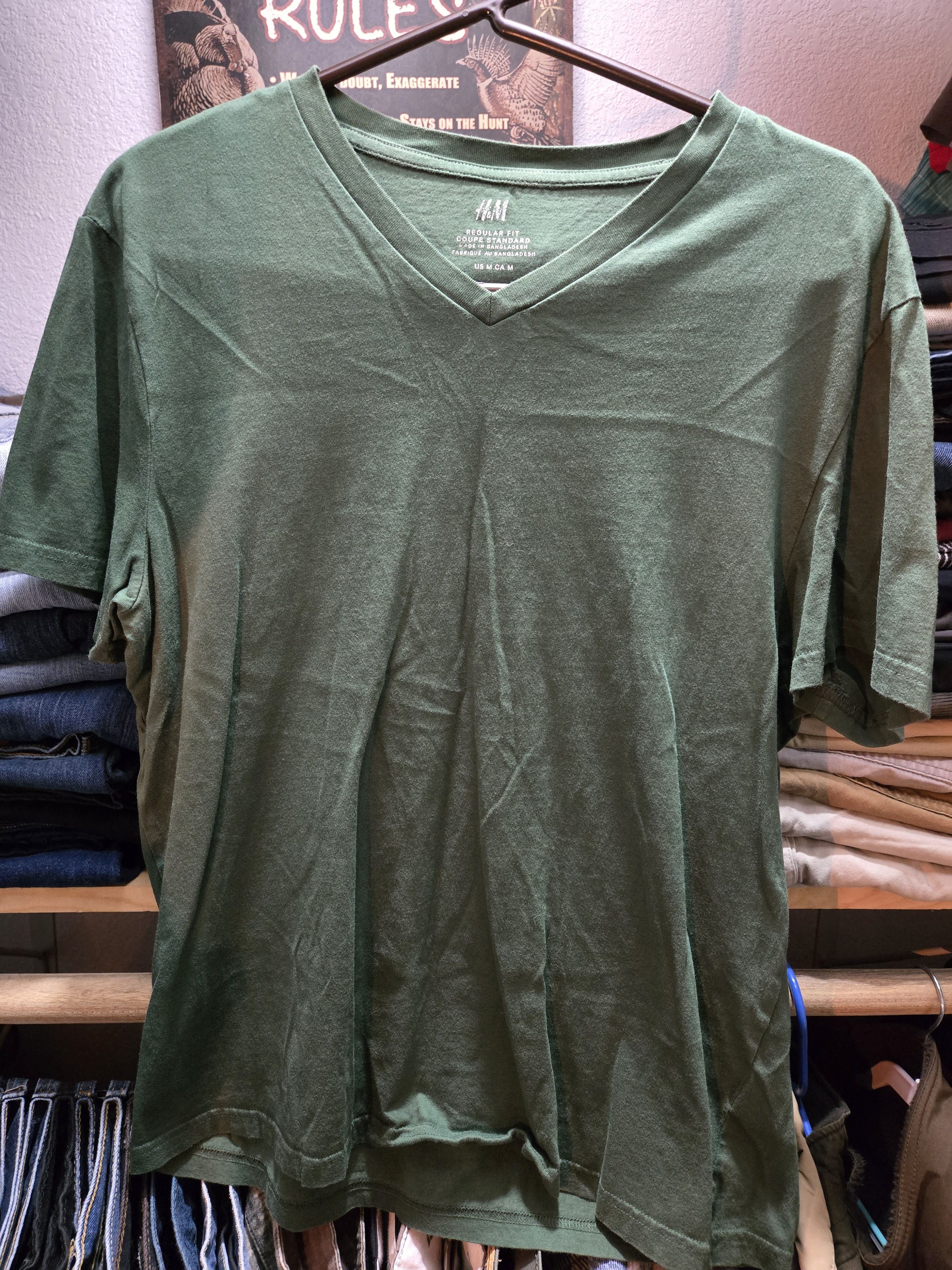H&M Green vneck Size US M / EU 48-50 / 2 - 1 Thumbnail