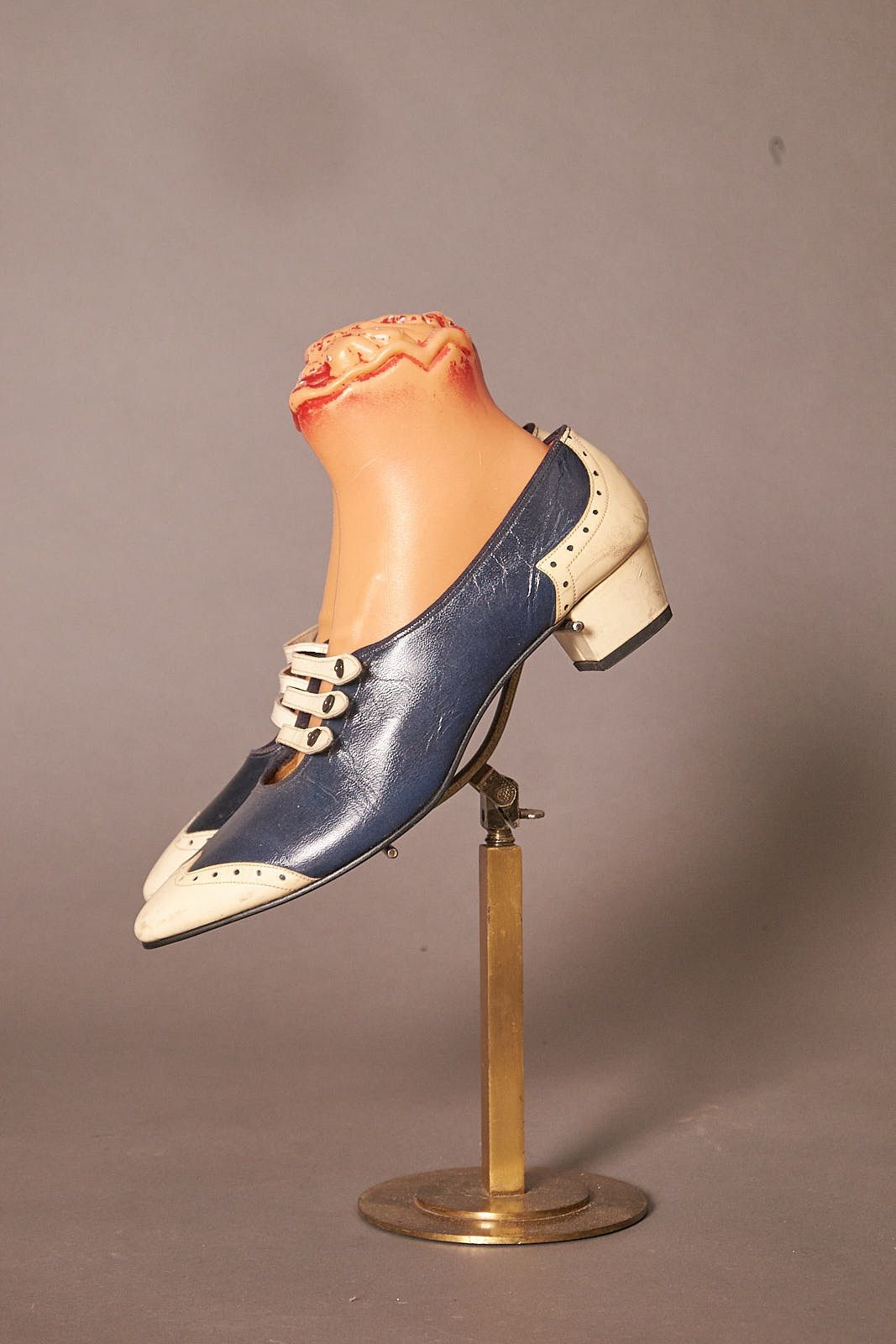 Vintage 1960s Navy and White Oxford Wingtip Saddle Shoes Heels Size US 10 / IT 40 - 3 Thumbnail