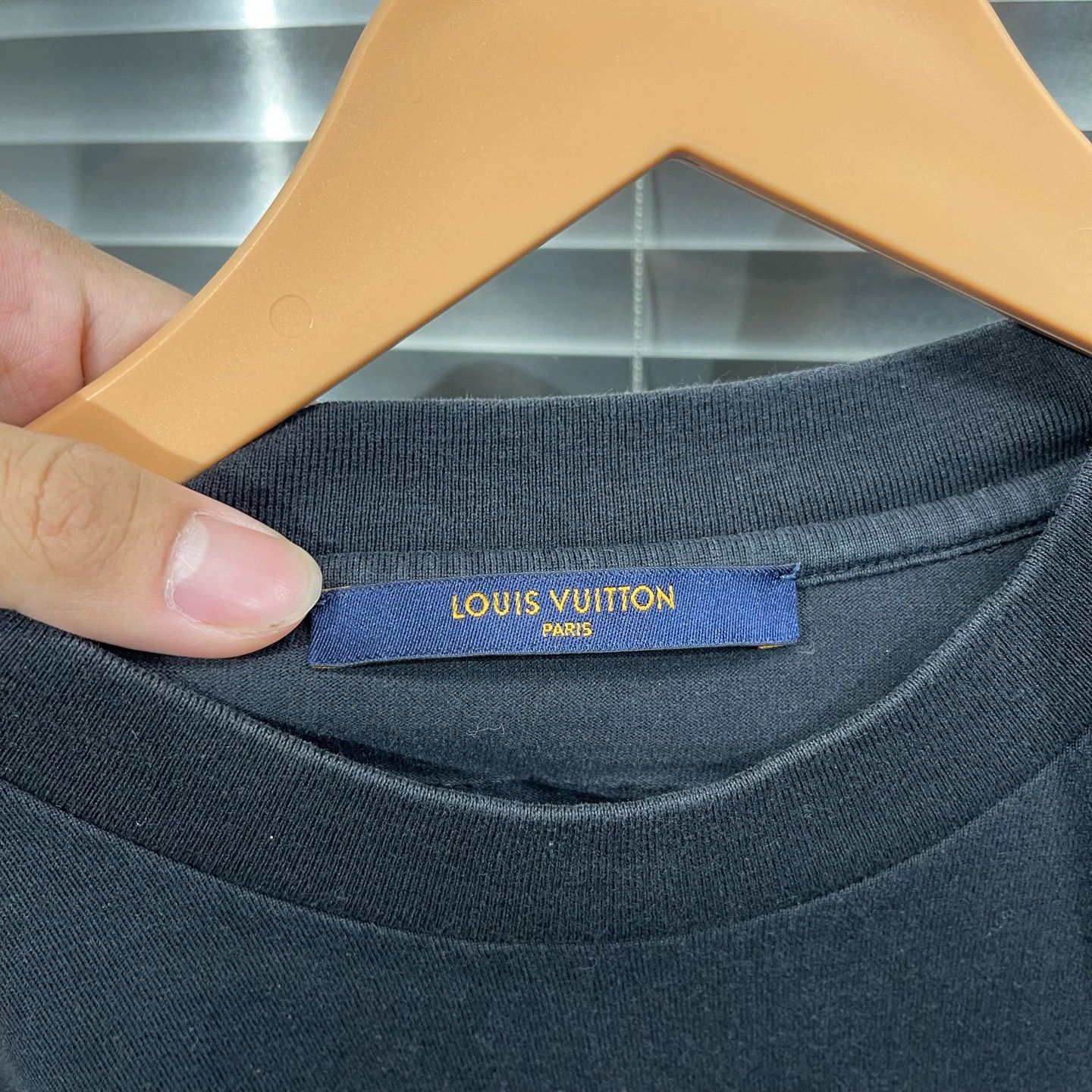 Louis Vuitton Louis Vuitton Embossed Short-Sleeve Tee M 99 New Size US M / EU 48-50 / 2 - 3 Thumbnail