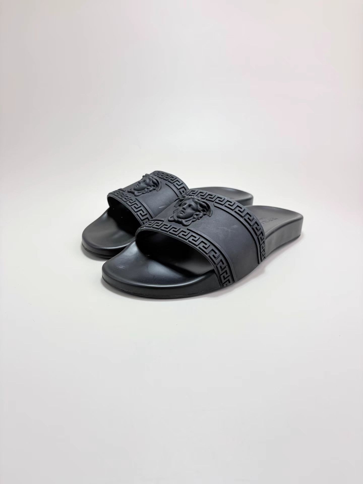 Versace Versace Medusa Slippers K1 Size US 9 / IT 39 - 1 Thumbnail