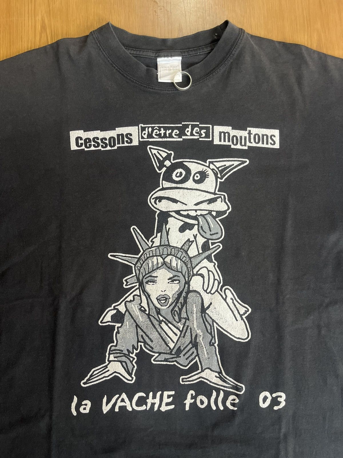 Arts & Science Vtg La VACHE folle 03 Cessons d’être des moutons 03’s Tshirt Size US L / EU 52-54 / 3 - 5 Thumbnail