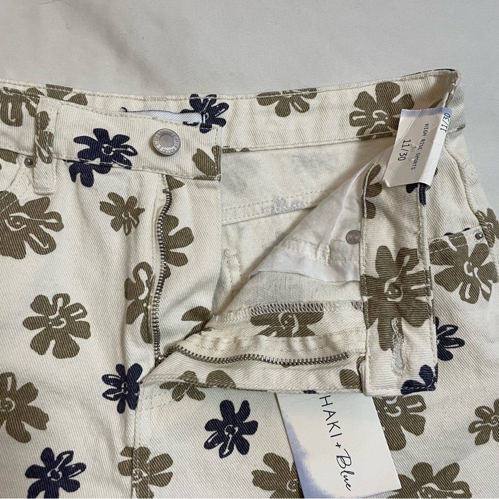 Other NWT New Khaki + Blue High Rise Floral Shorts Size 11/30 Size 30" / US 8 / IT 44 - 9 Thumbnail