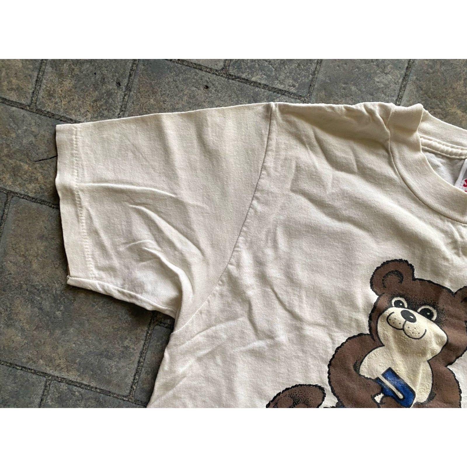 Jerzees VINTAGE Jerzees Shirt S 34-36 Single Stitch Made In USA Kansas Bear Hug KU 80s USA College University Mens White T-Shirt Short Sleeve Size US S / EU 44-46 / 1 - 4 Thumbnail