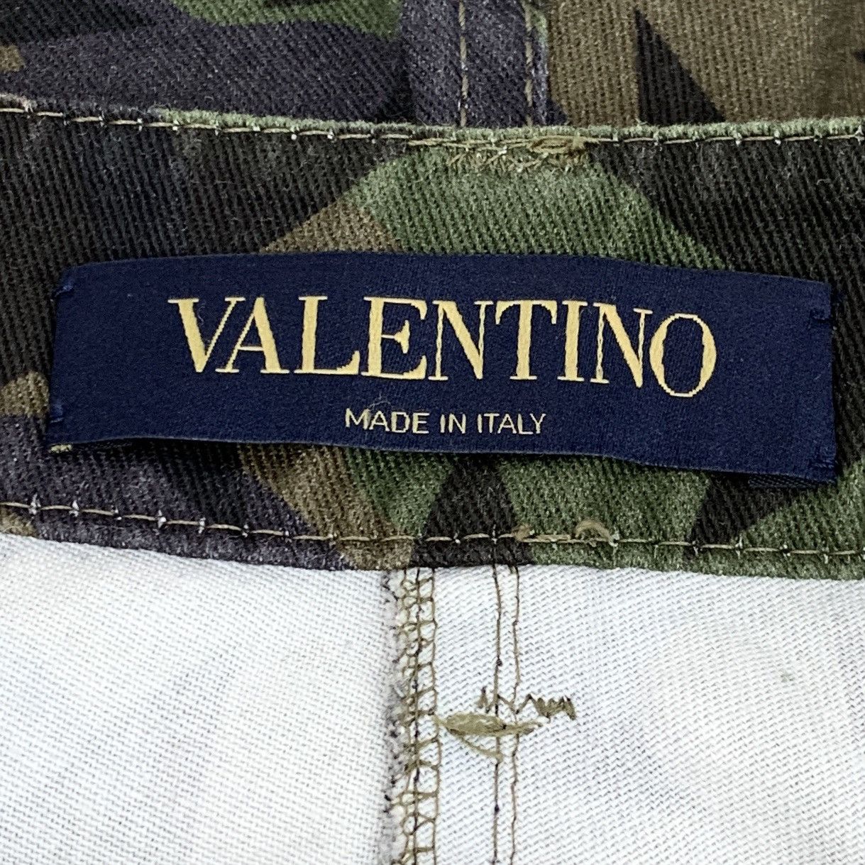 Valentino Valentino Star All Over Print Camouflage Casual Shorts K26WX Size 28" / US 6 / IT 42 - 5 Thumbnail