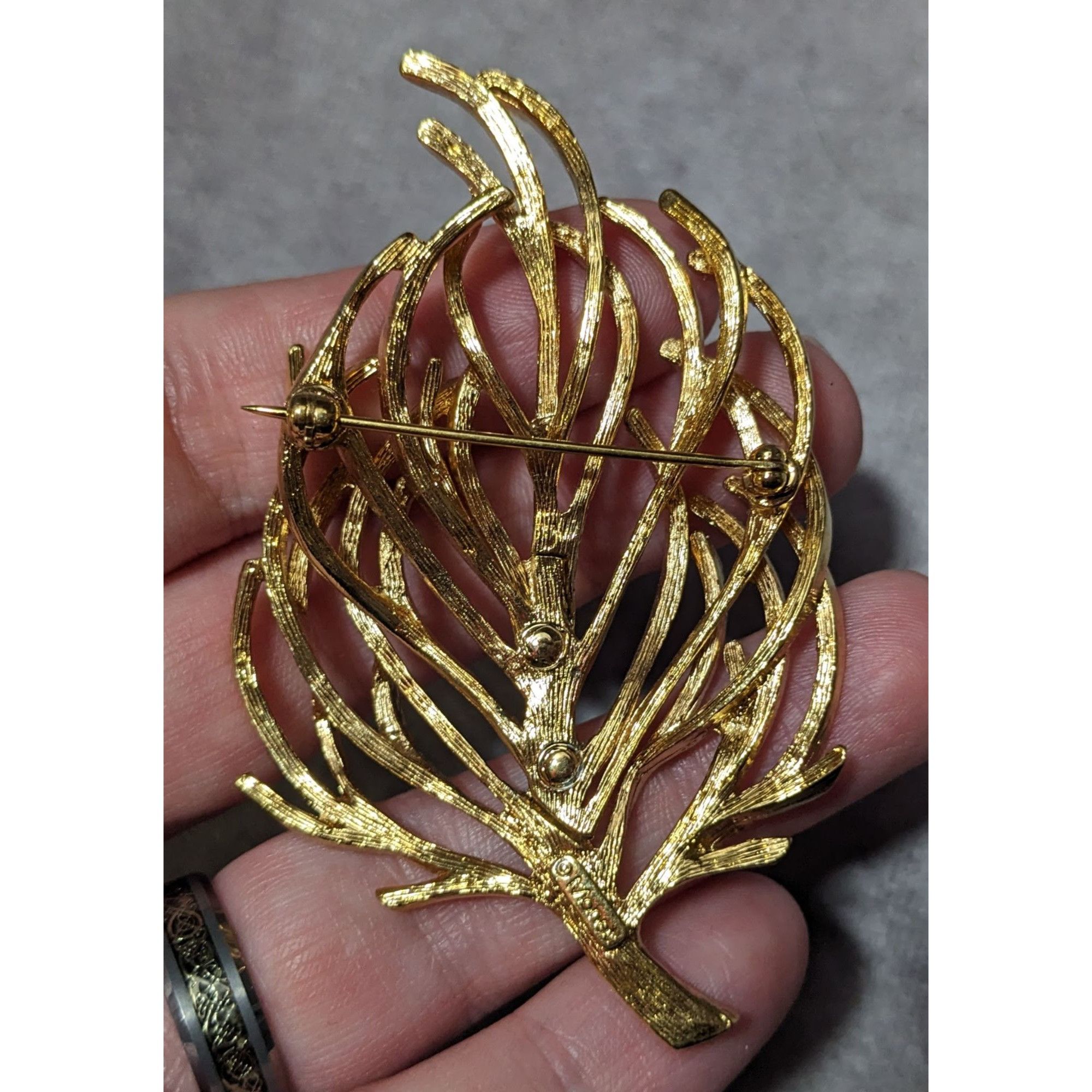 Monet Vintage Monet Gold Team Abstract Leaf Brooch Size ONE SIZE - 6 Thumbnail