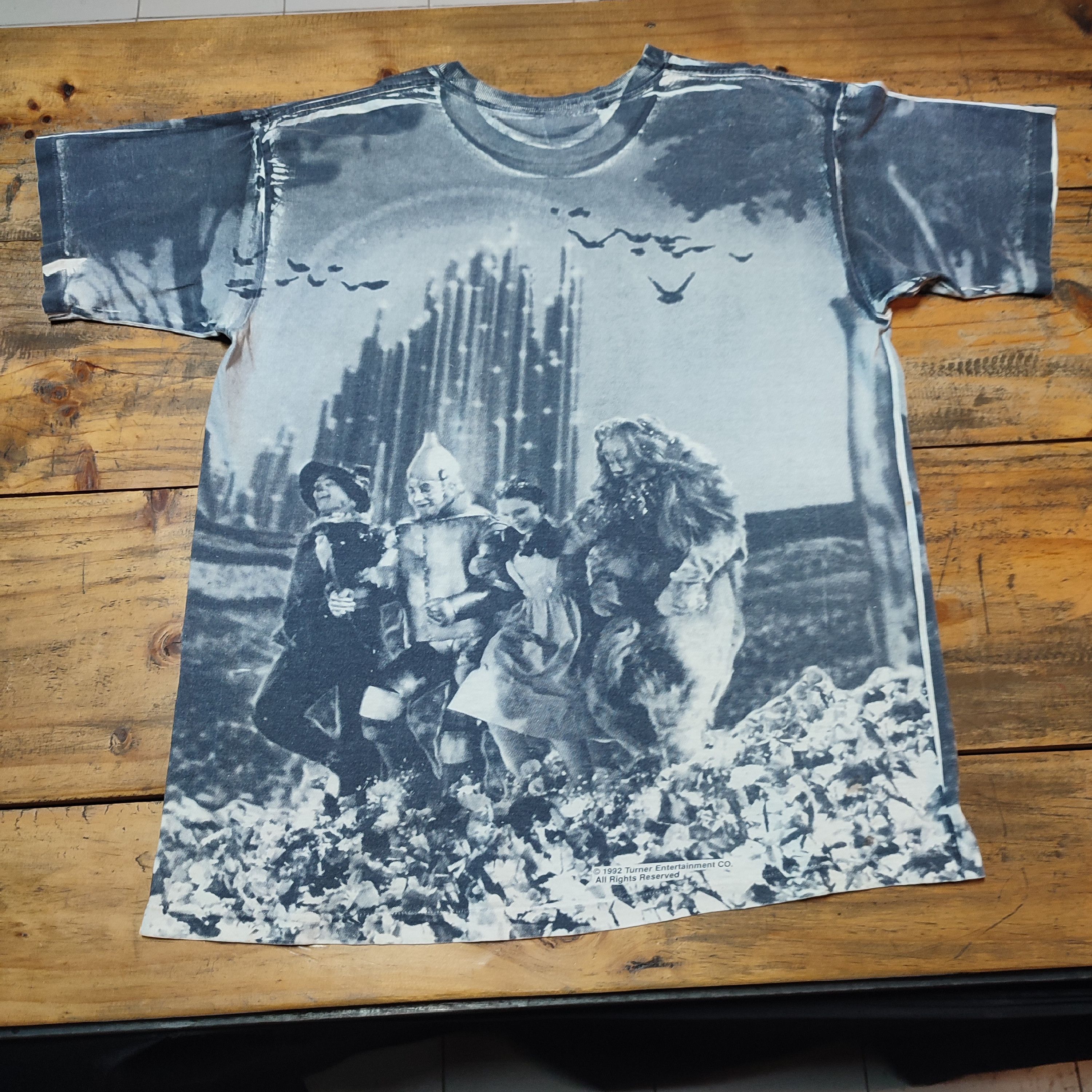 Wizzard 🔥Rare🔥 Vintage 1992 Wizard of Oz Movie AOP T-Shirt Size US XL / EU 56 / 4 - 6 Thumbnail