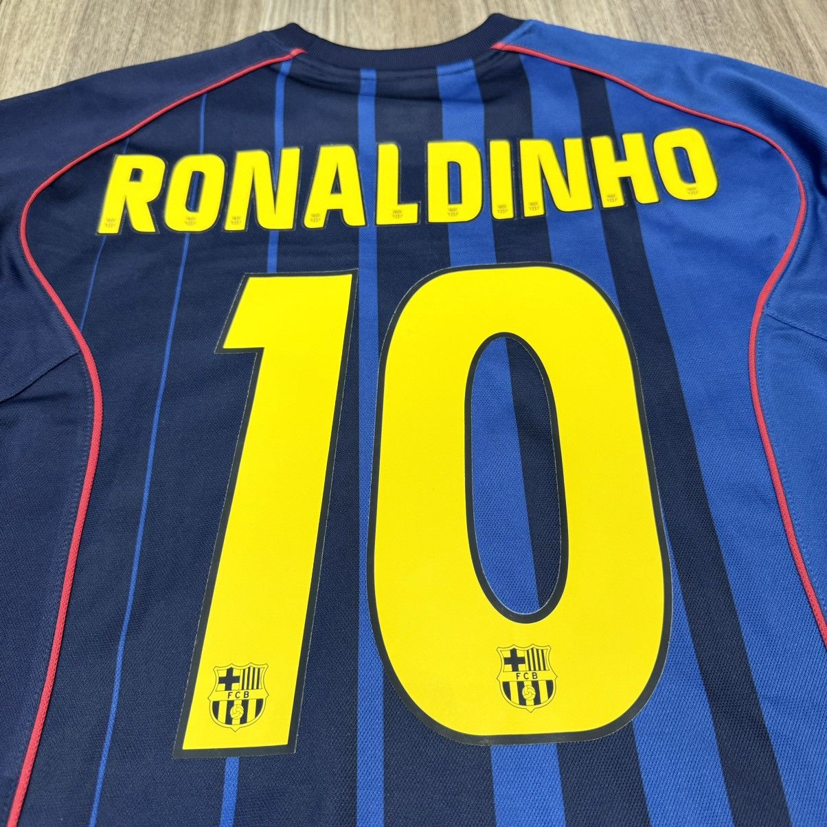 Nike Barcelona 04/05 stadium away shirt #10 Ronaldinho Size US S / EU 44-46 / 1 - 5 Thumbnail