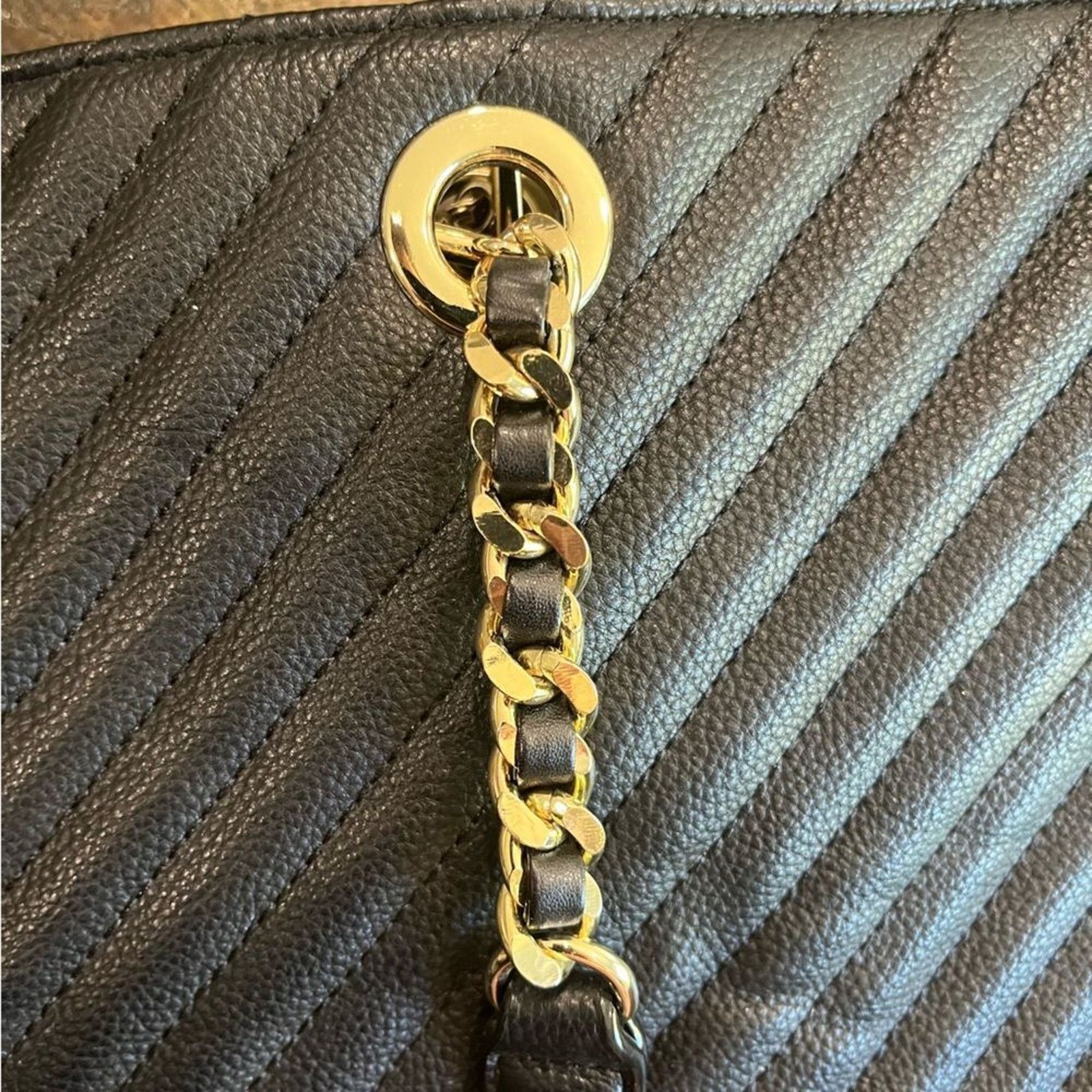 Victoria's Secret NWOT Victoria's Secret Pebbled V-Quilt Everything Tote Black Size ONE SIZE - 5 Thumbnail