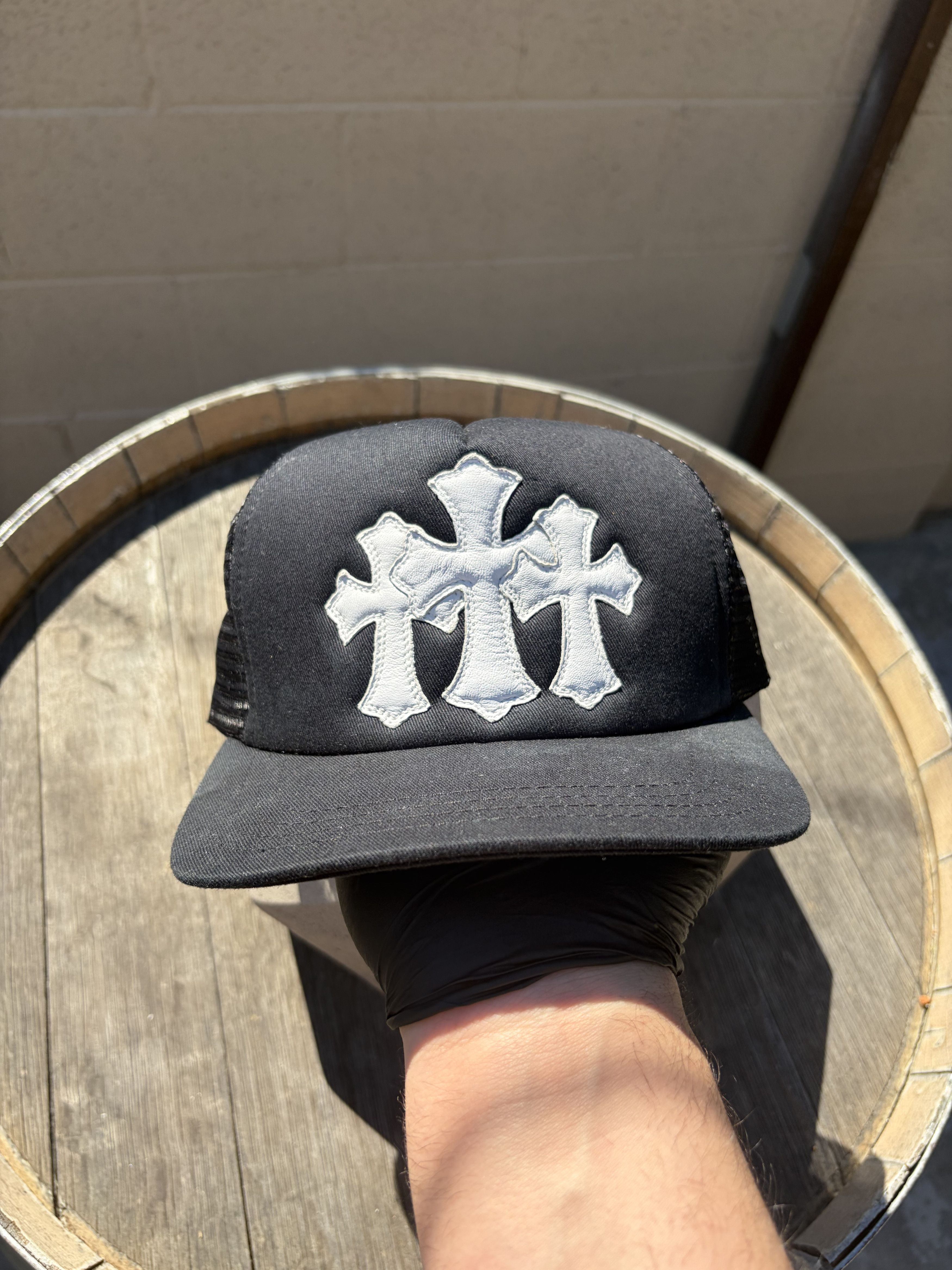 帽子 Triple white cross trucker hat TRIPLE WHITE CROSS PATCH TRUCKER CAP