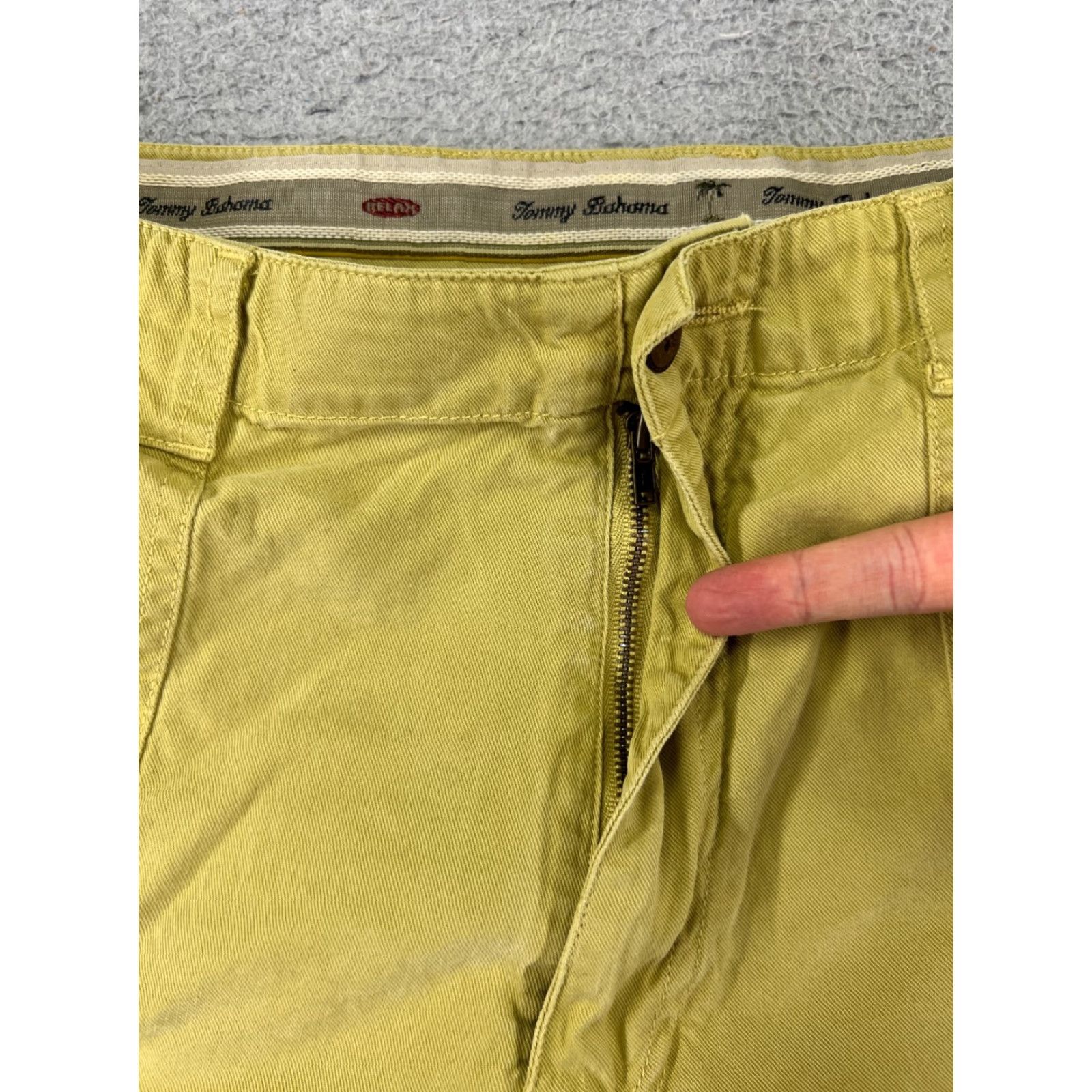 Tommy Bahama VINTAGE Tommy Bahama Shorts Mens Chino 35 Green Cotton Tencel Pleated Beach Vacation Size US 35 - 6 Thumbnail