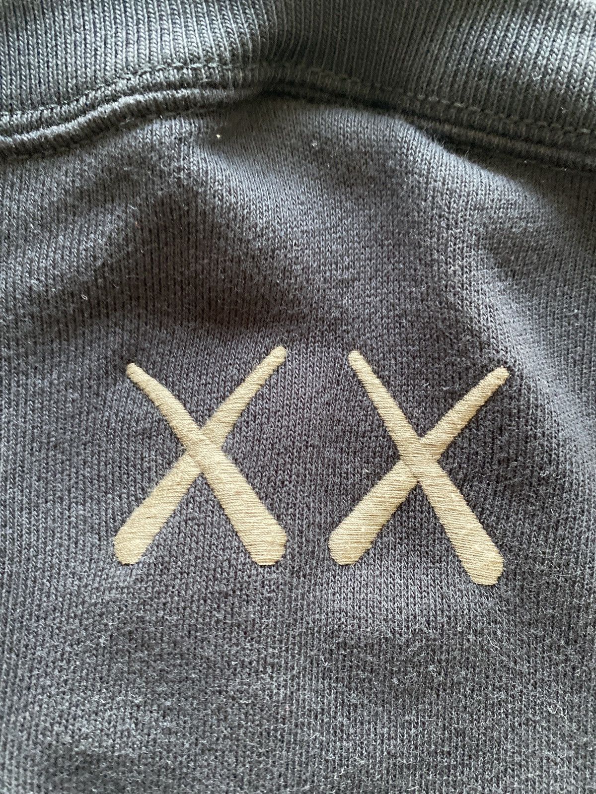 Kaws × Uniqlo KAWS x UNIQLO Crewneck Size US M / EU 48-50 / 2 - 2 Thumbnail