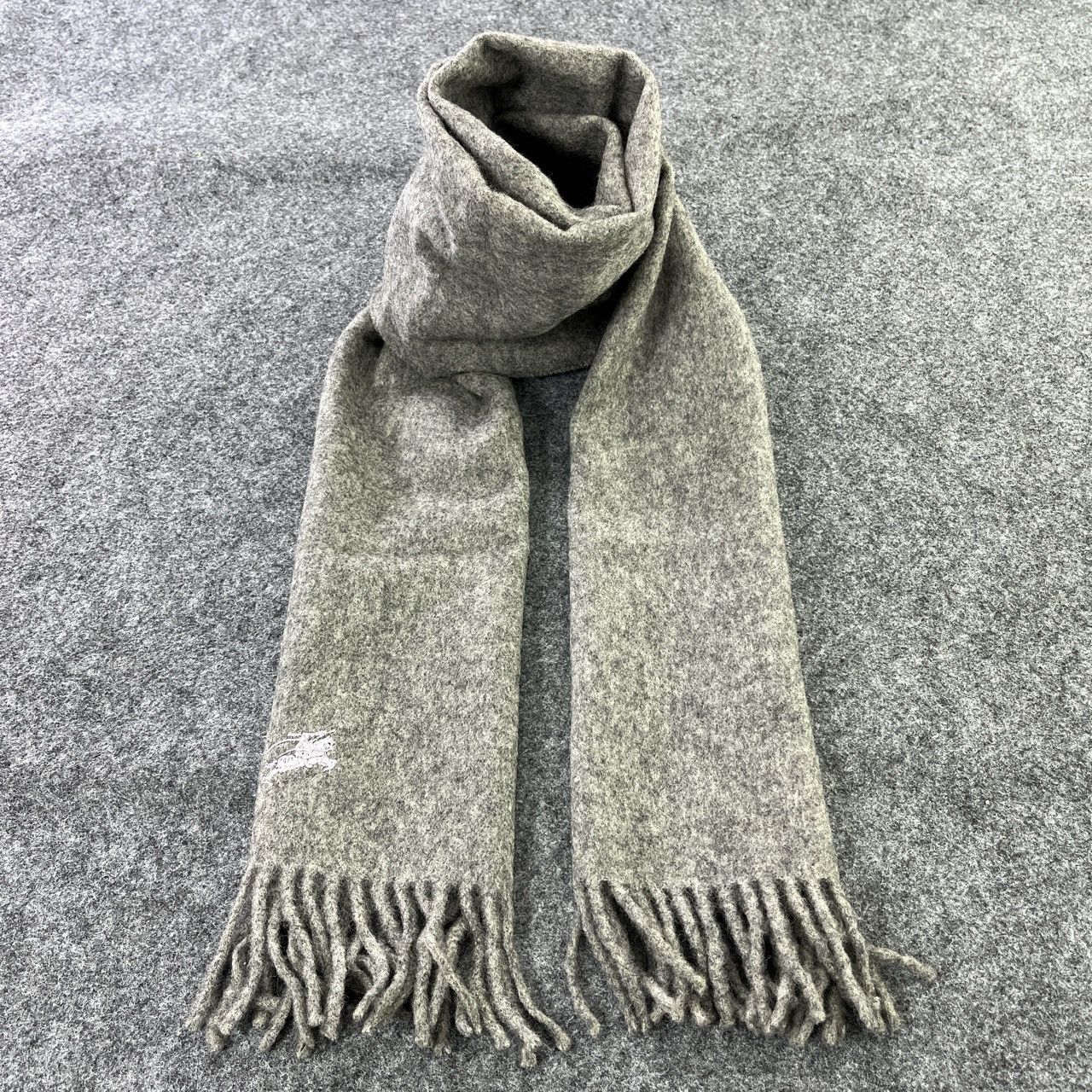 Burberry × Vintage Burberry Grey Plain Scarf / Muffler / Neckwear - T108 Size ONE SIZE - 1 Thumbnail